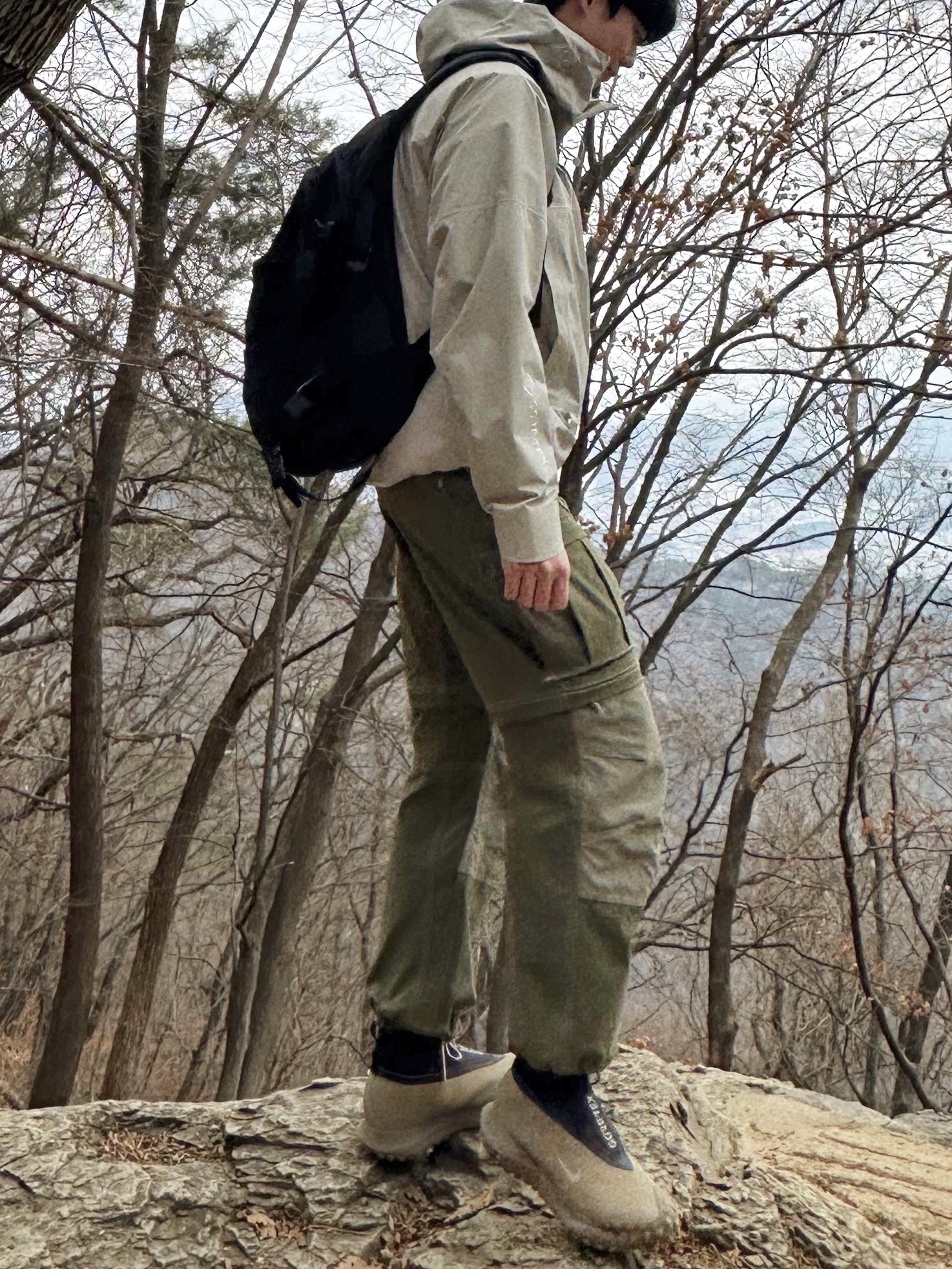 Nike ACG Mountain Fly Gore-Tex Khaki, Nike ACG Storm-Fit ADV Chain of Craters Jacket Light Stone - Asia 착용 스타일
