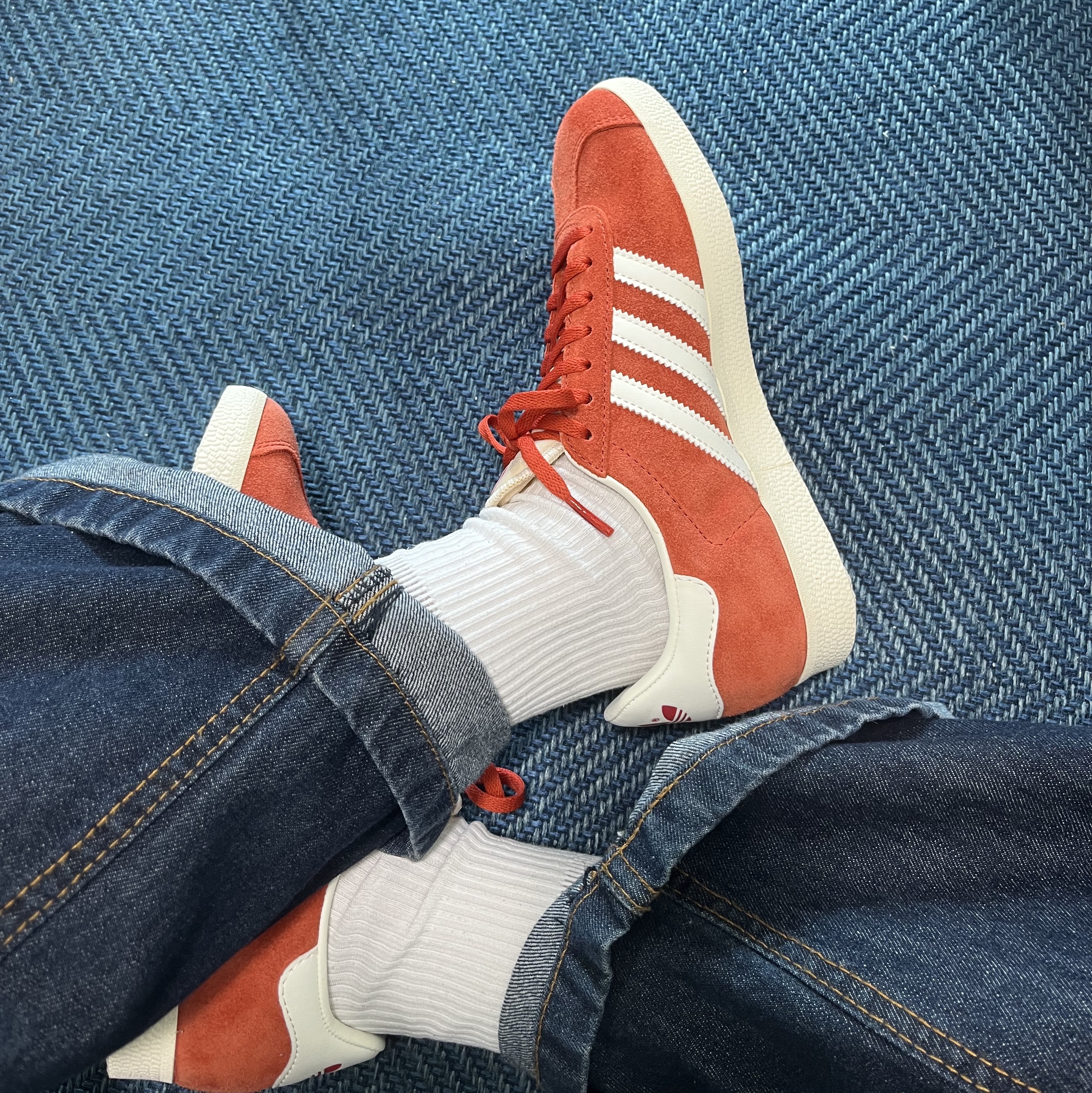 Adidas Gazelle Preloved Red Off White 착용 스타일