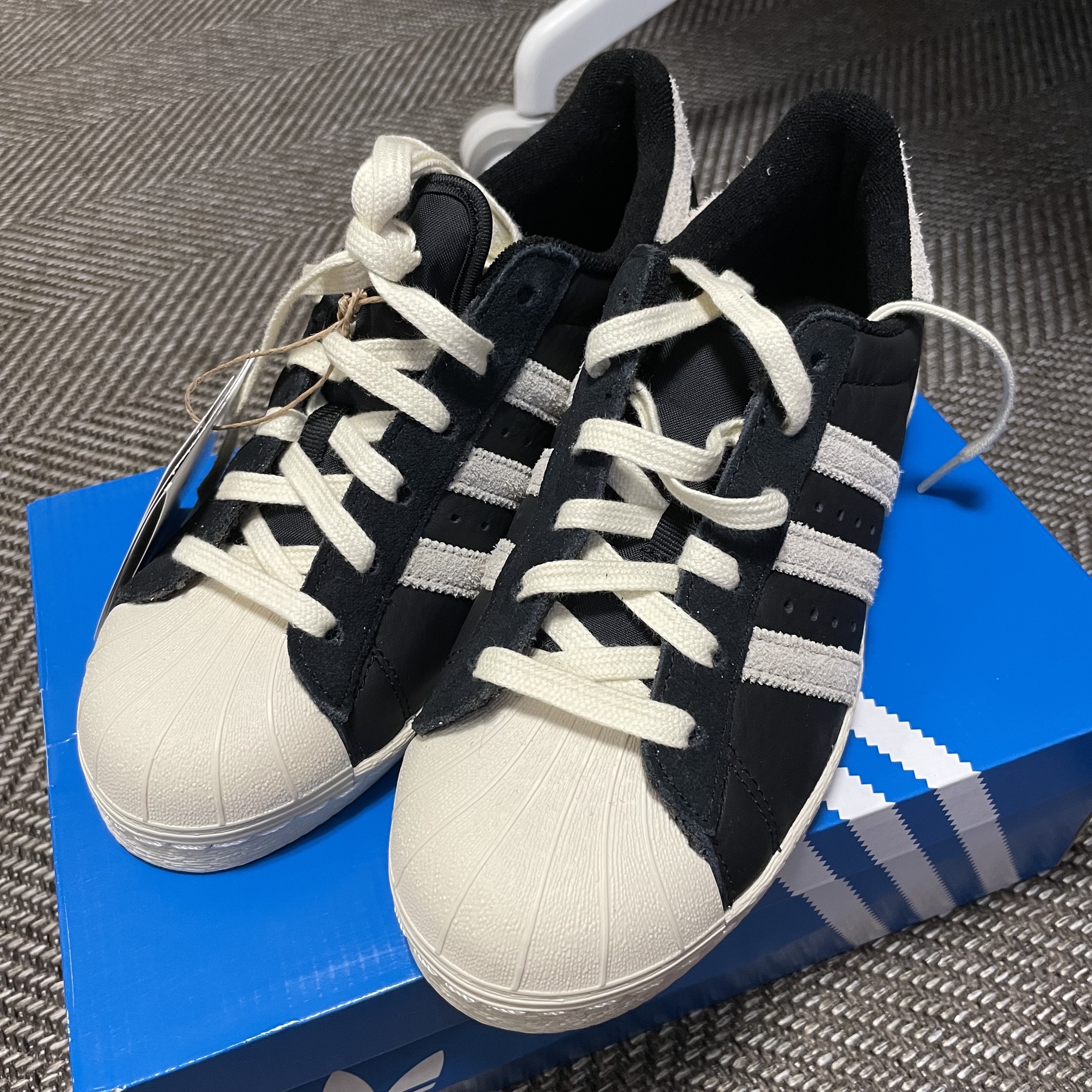 Adidas Superstar 82 Black White 착용 스타일
