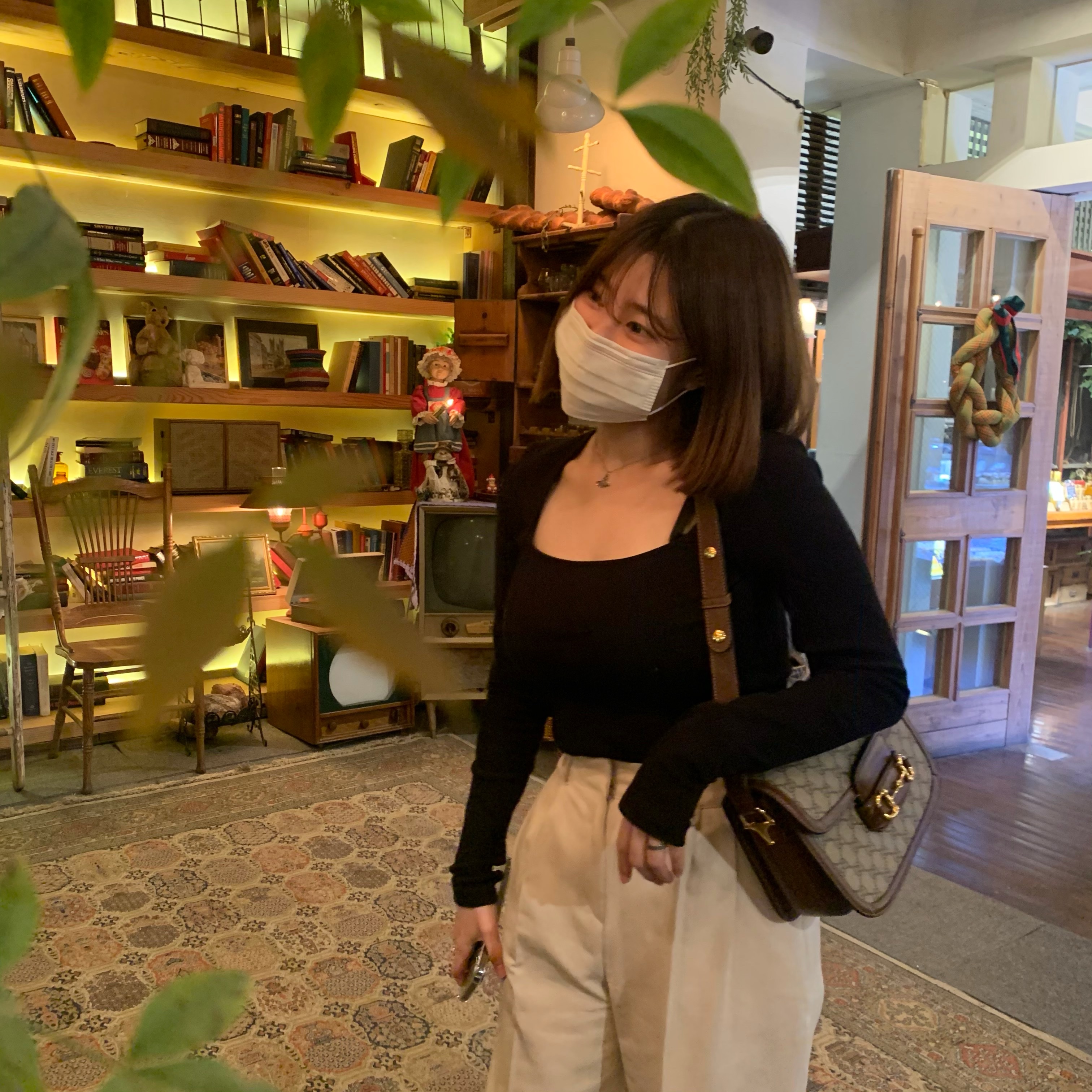 Gucci Horsebit 1955 Shoulder Bag Beige Ebony 착용 스타일 - 2