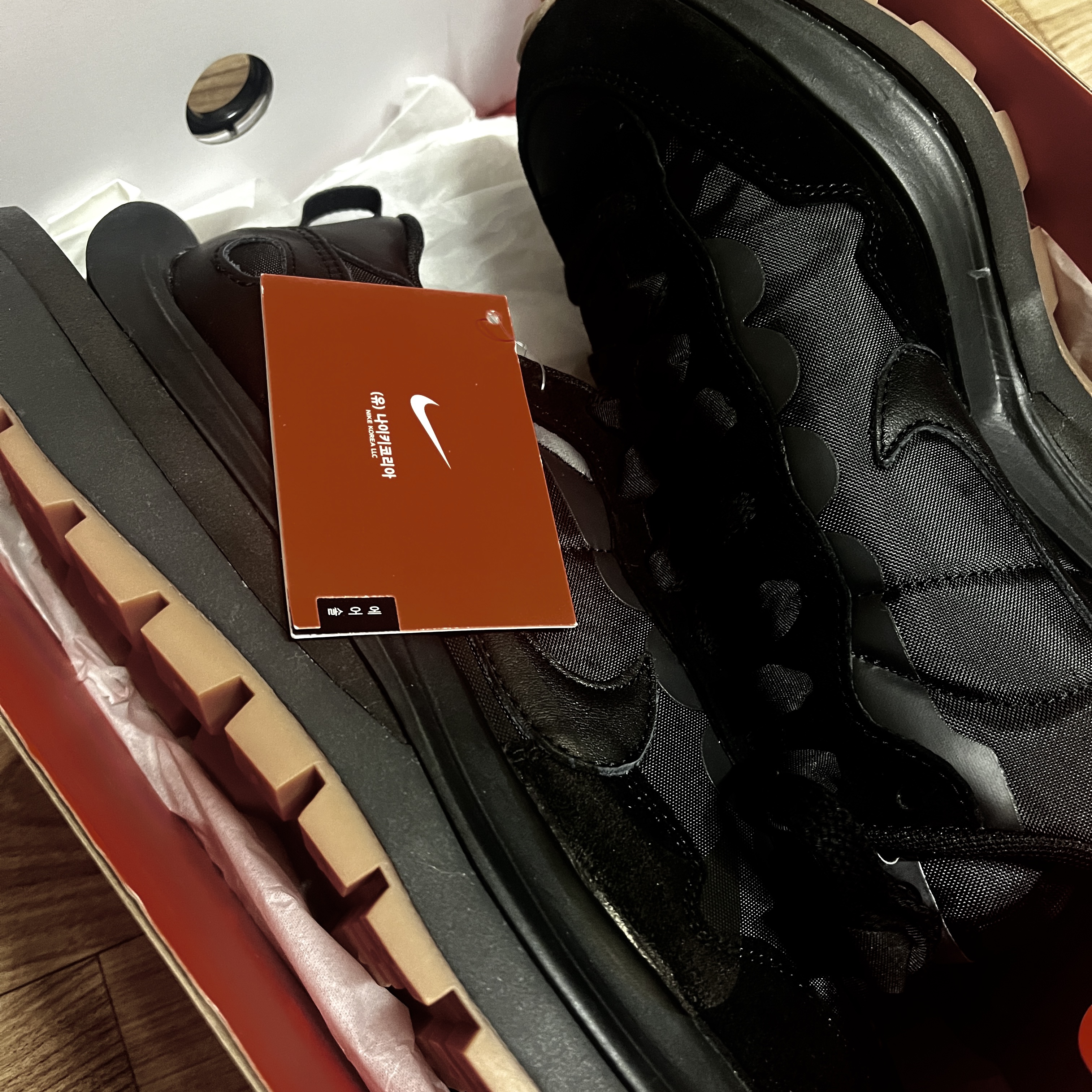 Nike x Sacai VaporWaffle Black and Gum 착용 스타일 - 1
