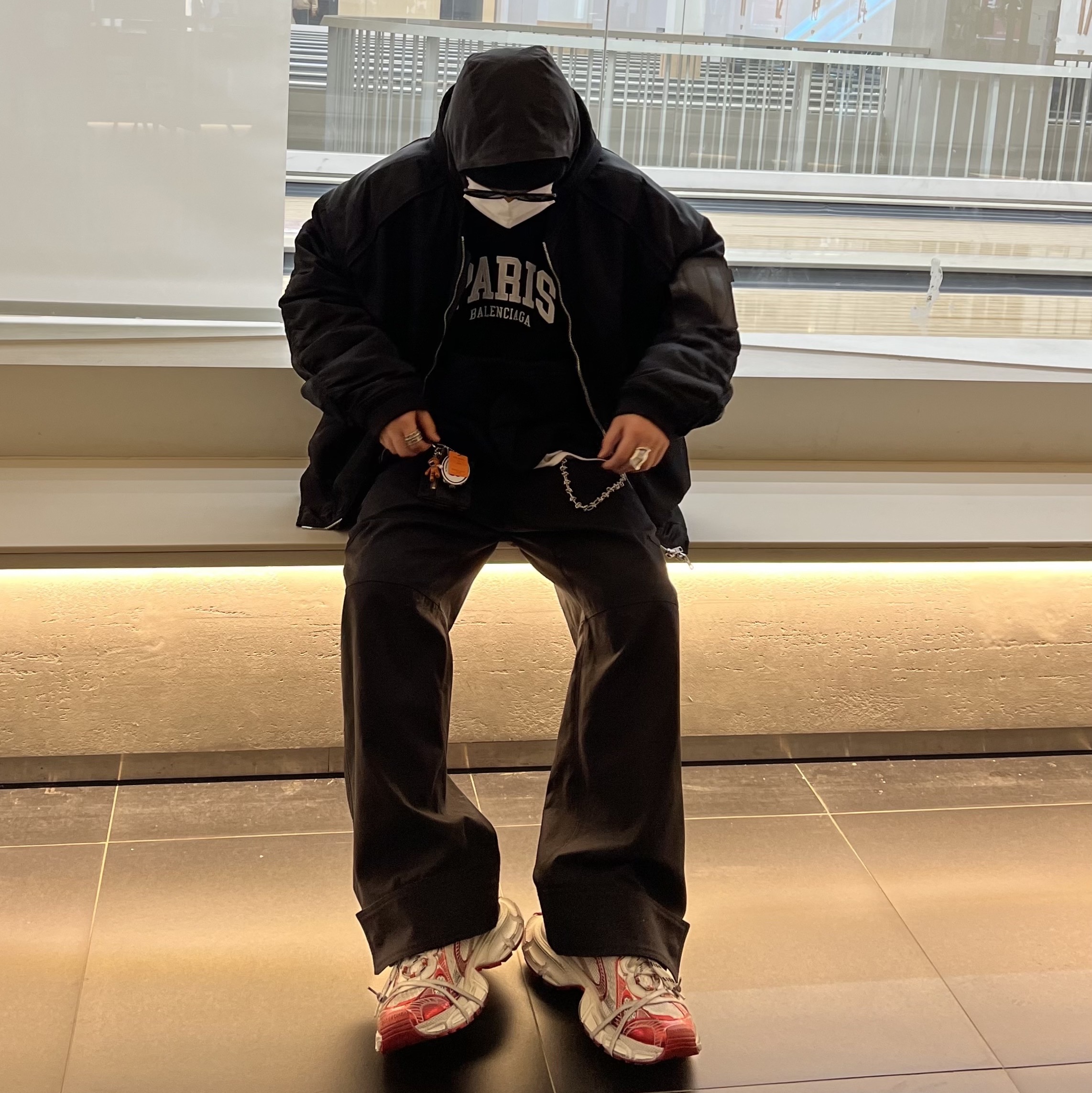 Balenciaga 3XL Sneakers White Red, Balenciaga Cities Paris Wide Fit Hoodie Black 착용 스타일
