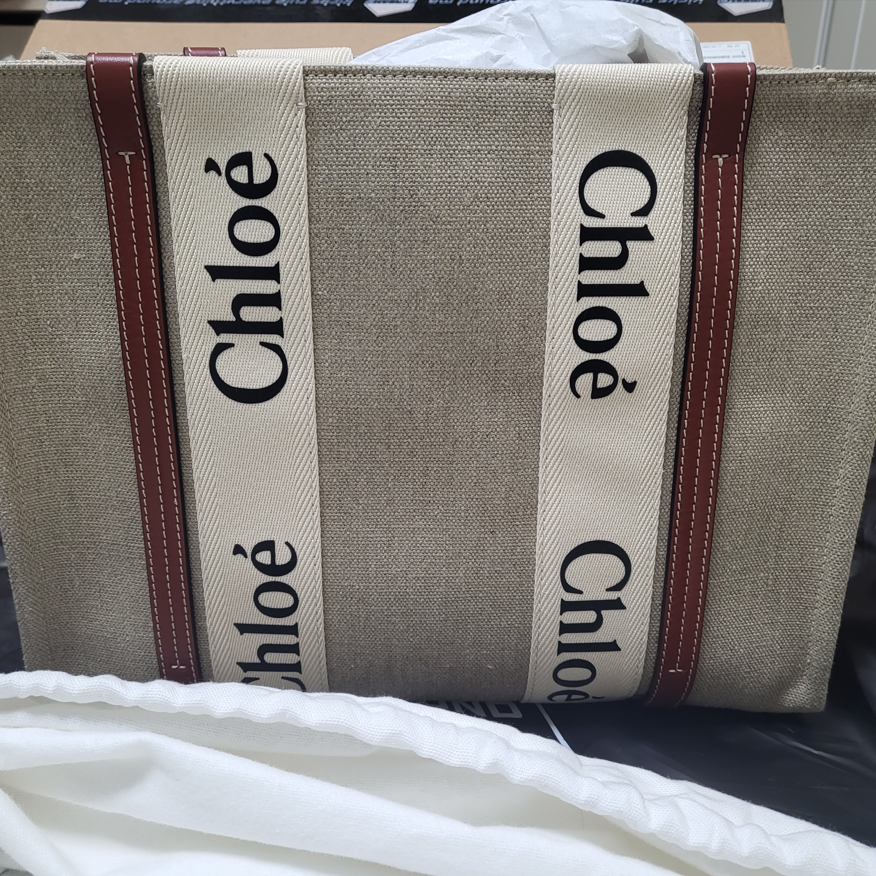 Chloe Woody Medium Tote Bag White Brown 착용 스타일 - 2
