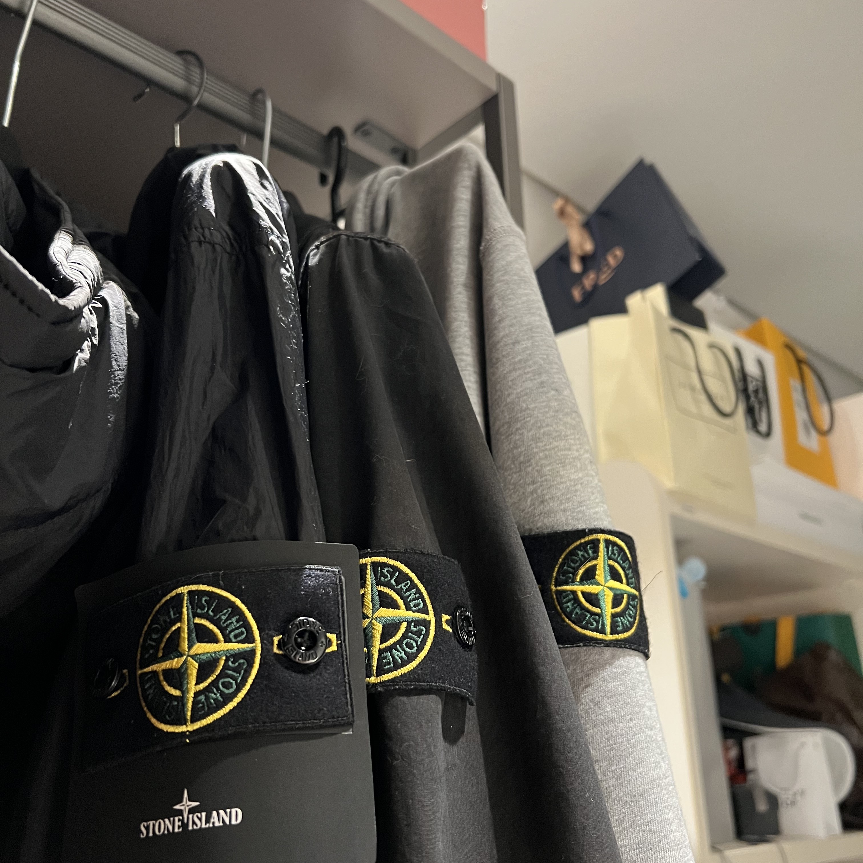 Stone Island 40522 Crinkle Reps Nylon Garment Dyed Hooded Jacket Black - 23SS, Stone Island 10210 Double Pocket Cotton Overshirt Black - 23SS 착용 스타일
