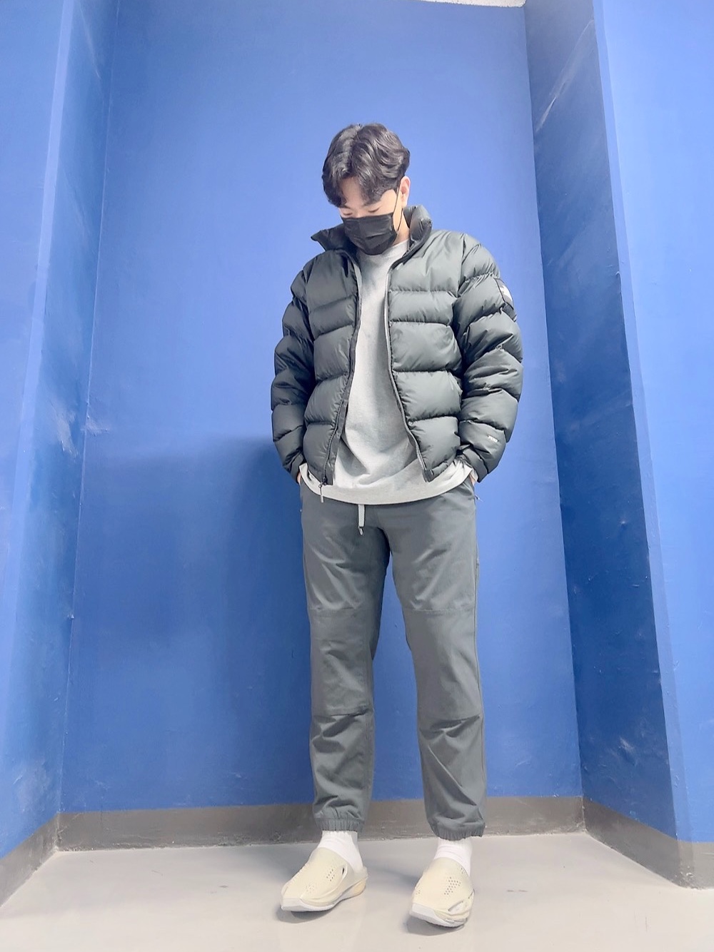 Nike x Matthew M Williams 005 Slide Light Bone and Chrome, Nike ACG Trail Pants Dark Smoke Grey - Asia 착용 스타일 - 4