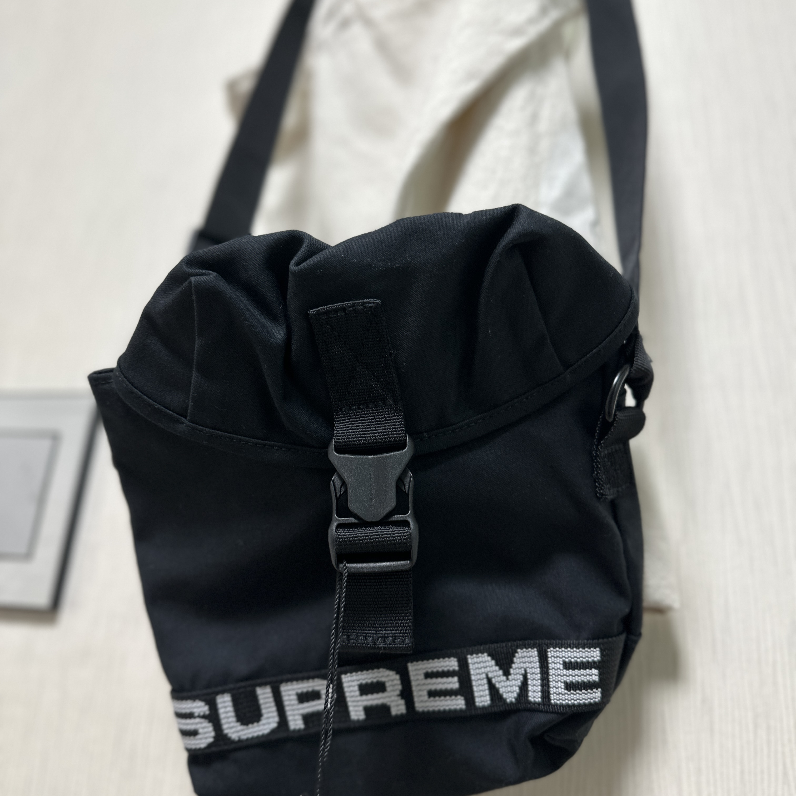 Supreme Field Side Bag Black - 23SS 착용 스타일