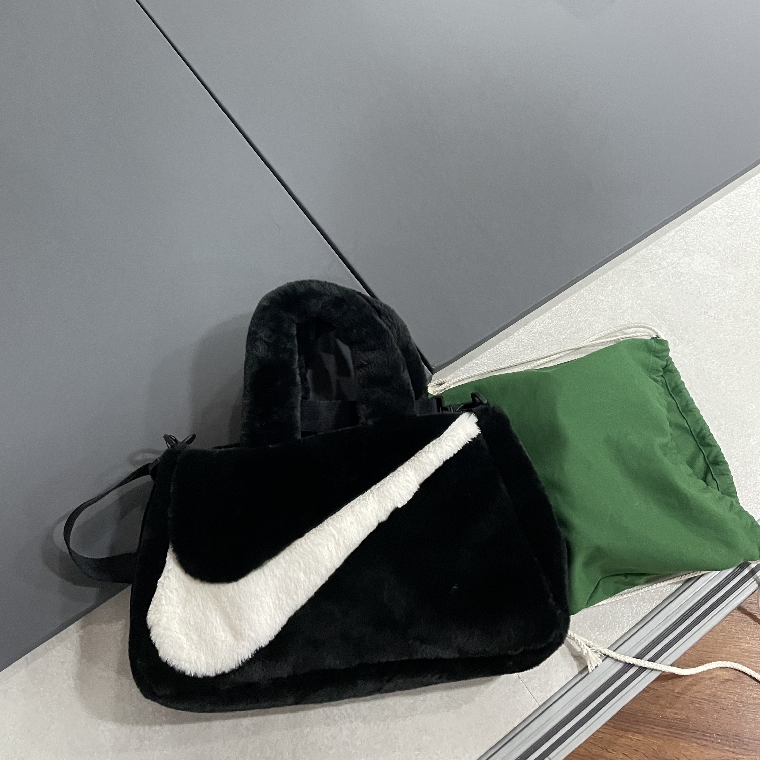 Nike NSW Faux Fur Tote Bag Black 착용 스타일