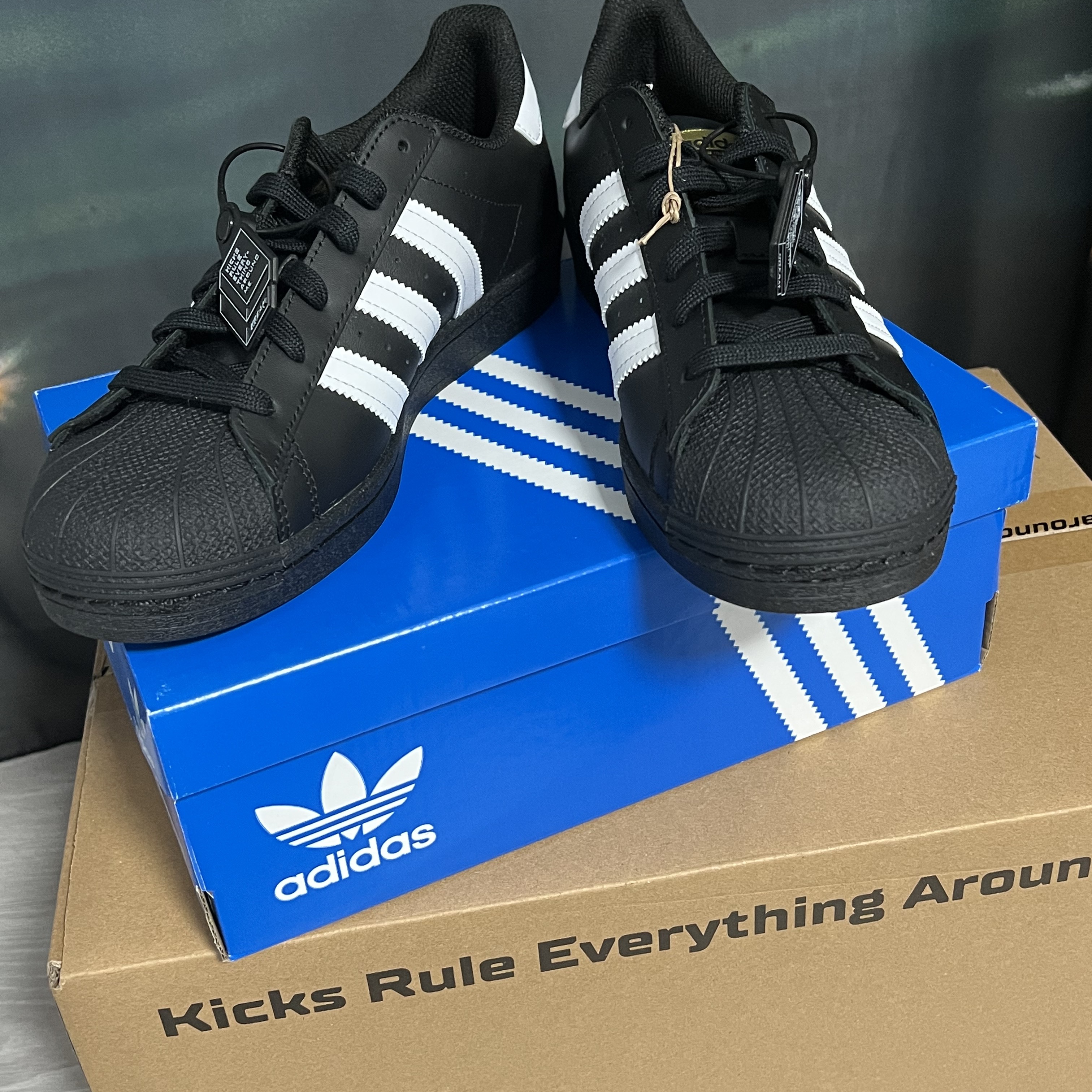 Adidas Superstar Core Black White 착용 스타일 - 1