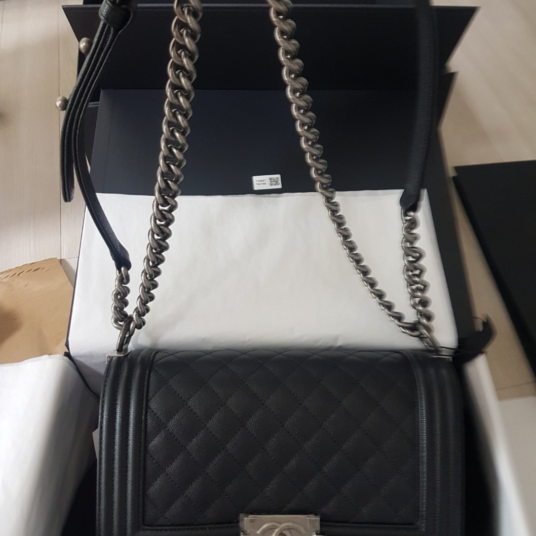 Chanel Medium Boy Chanel Handbag Grained Calfskin & Ruthenium Black 착용 스타일 - 1