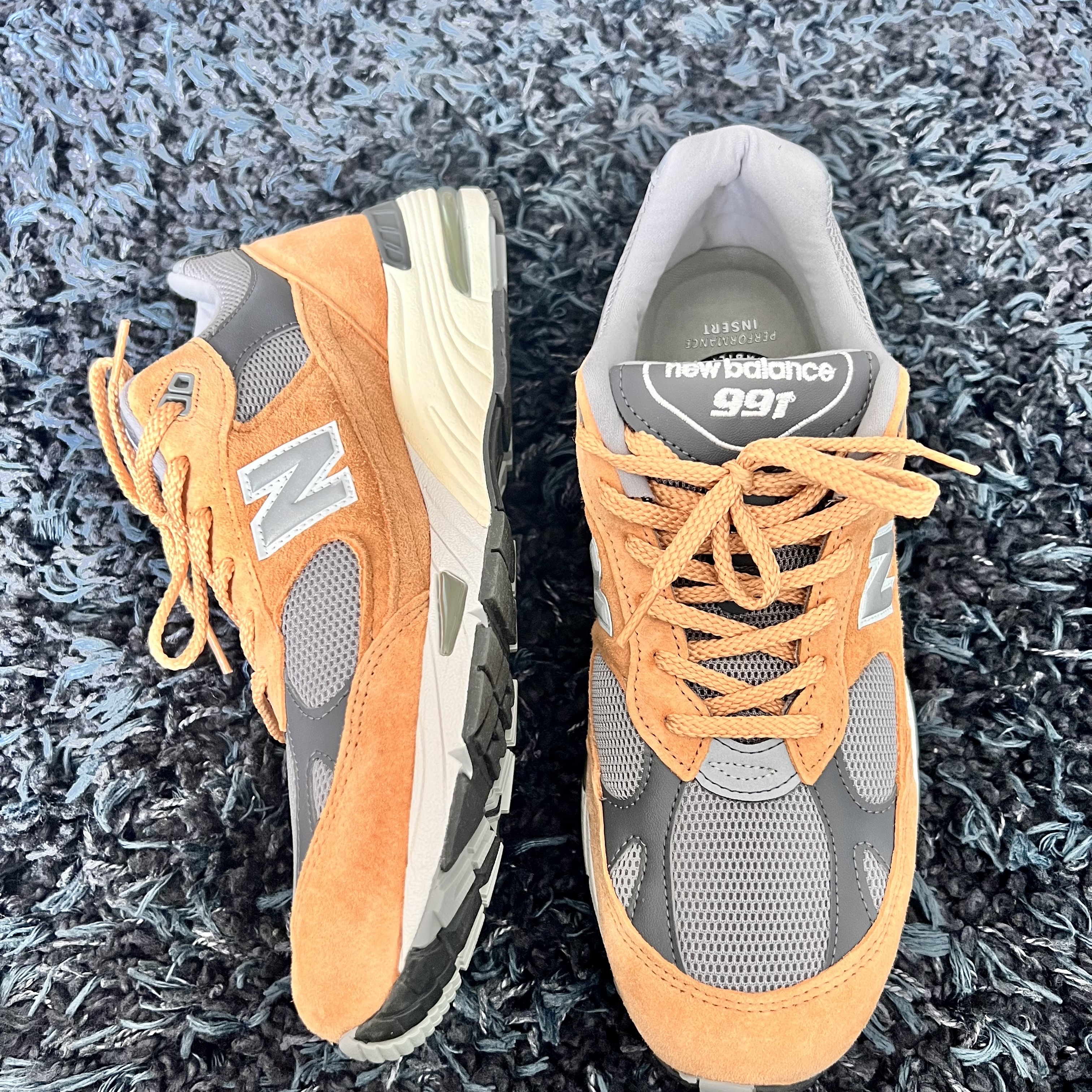 New Balance 991 Made in UK Tan Grey 착용 스타일 - 1