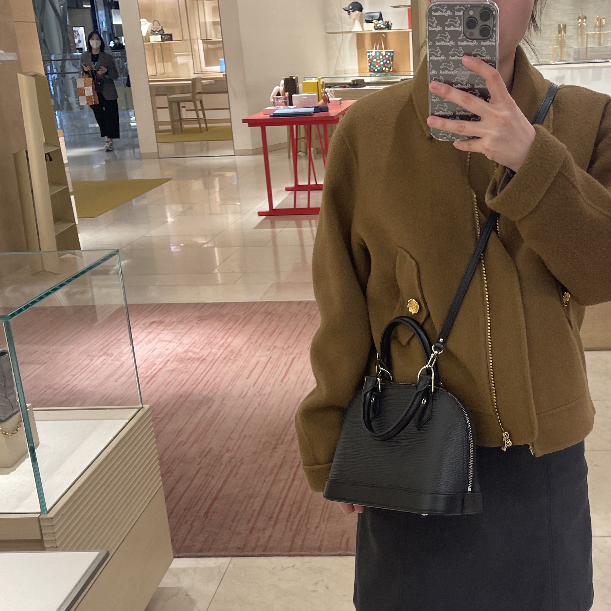 Louis Vuitton Alma BB Epi Black 착용 스타일 - 1