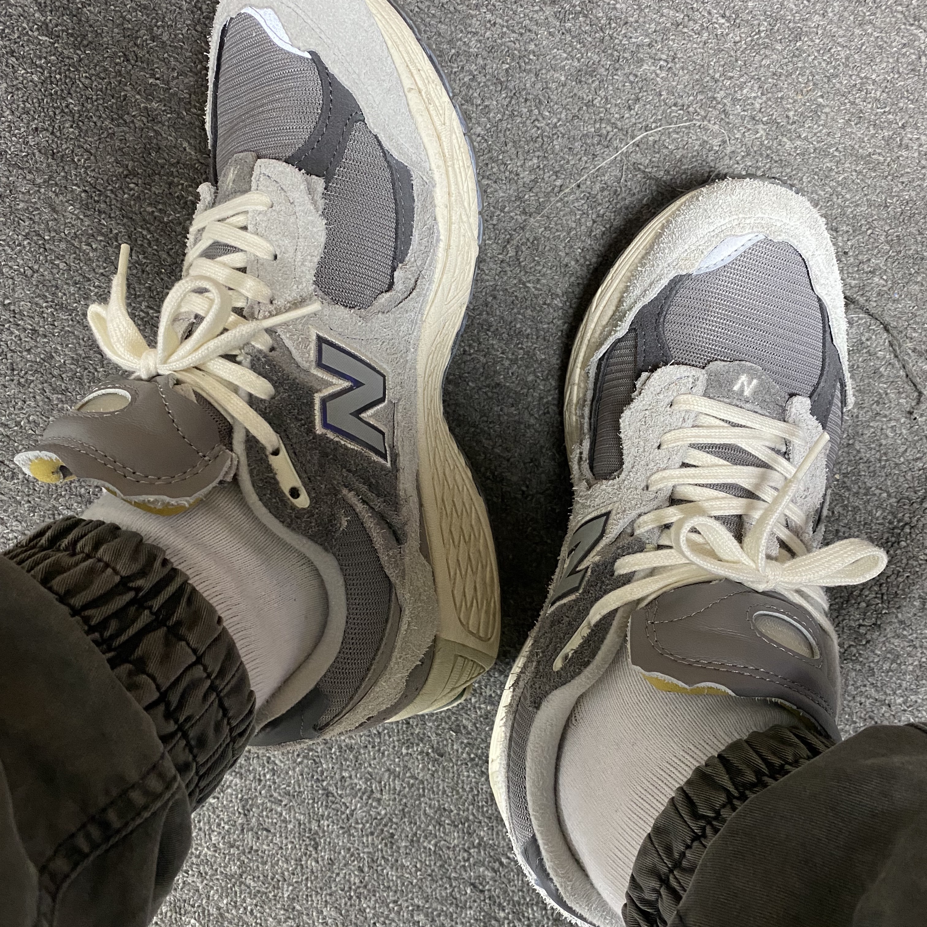 New Balance 2002R Protection Pack Rain Cloud 착용 스타일