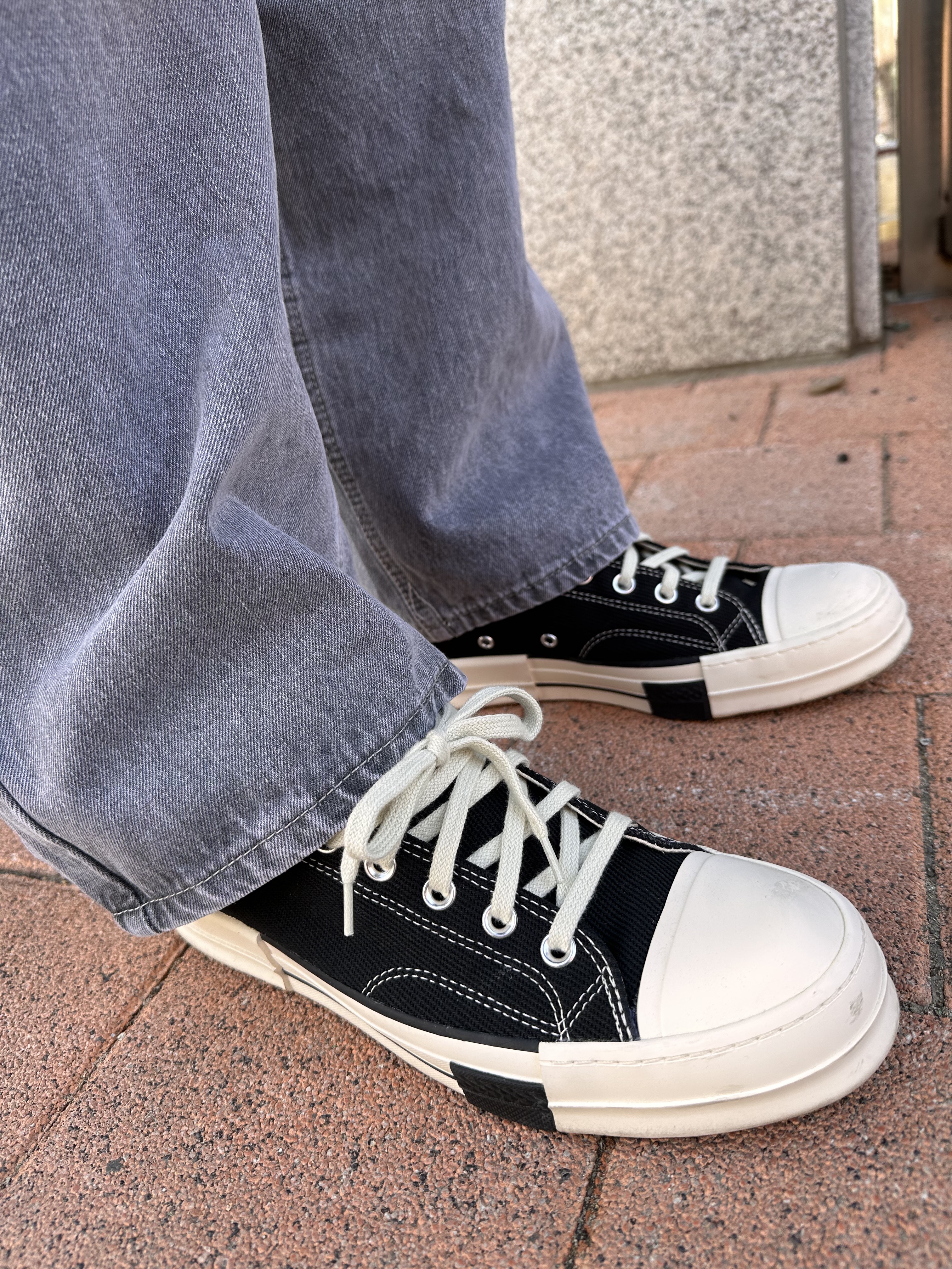 Converse x Drkshdw Drkstr Chuck 70 Ox Black 착용 스타일 - 3