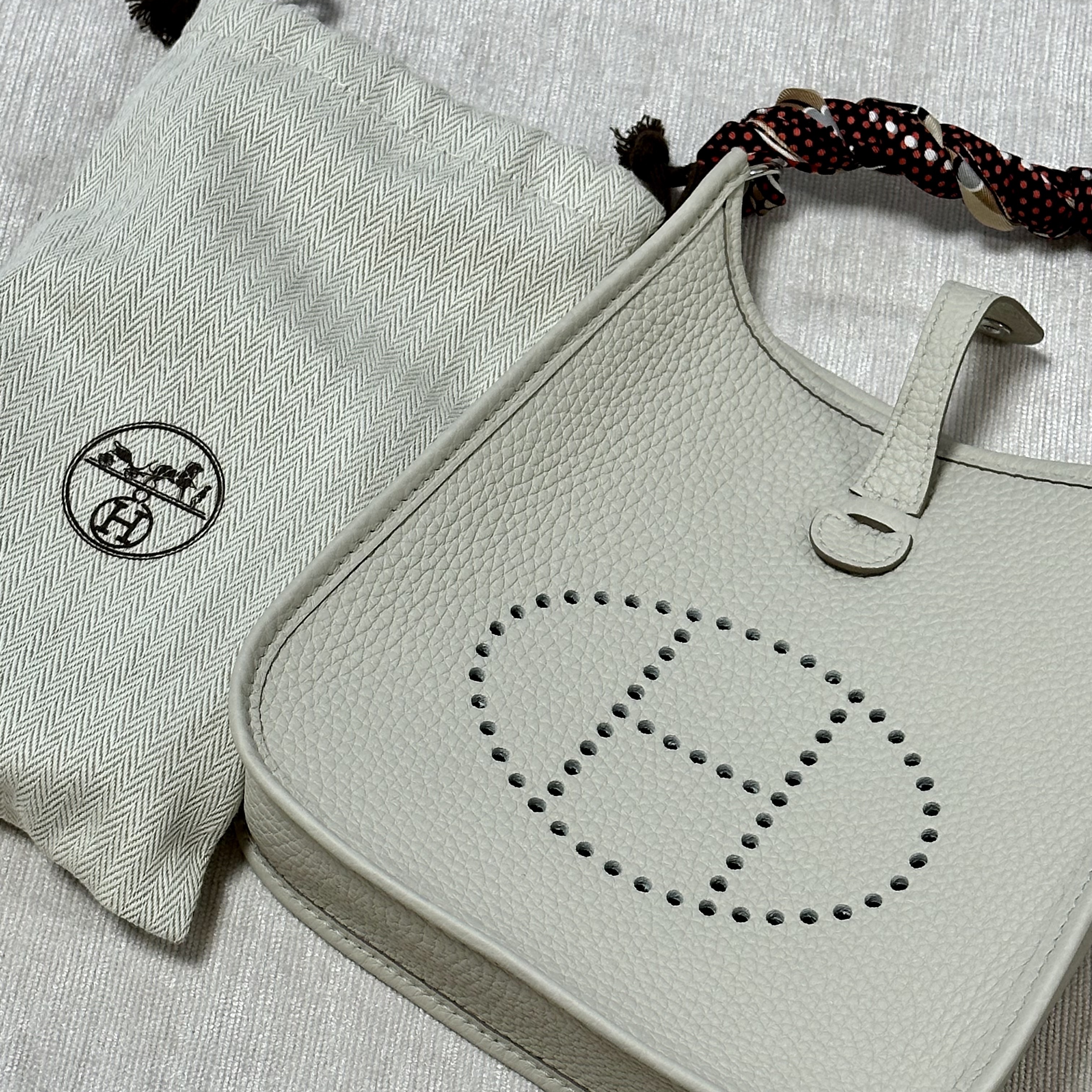 Hermes Evelyne 16 Amazone Bag Clemence & Palladium Beton 착용 스타일