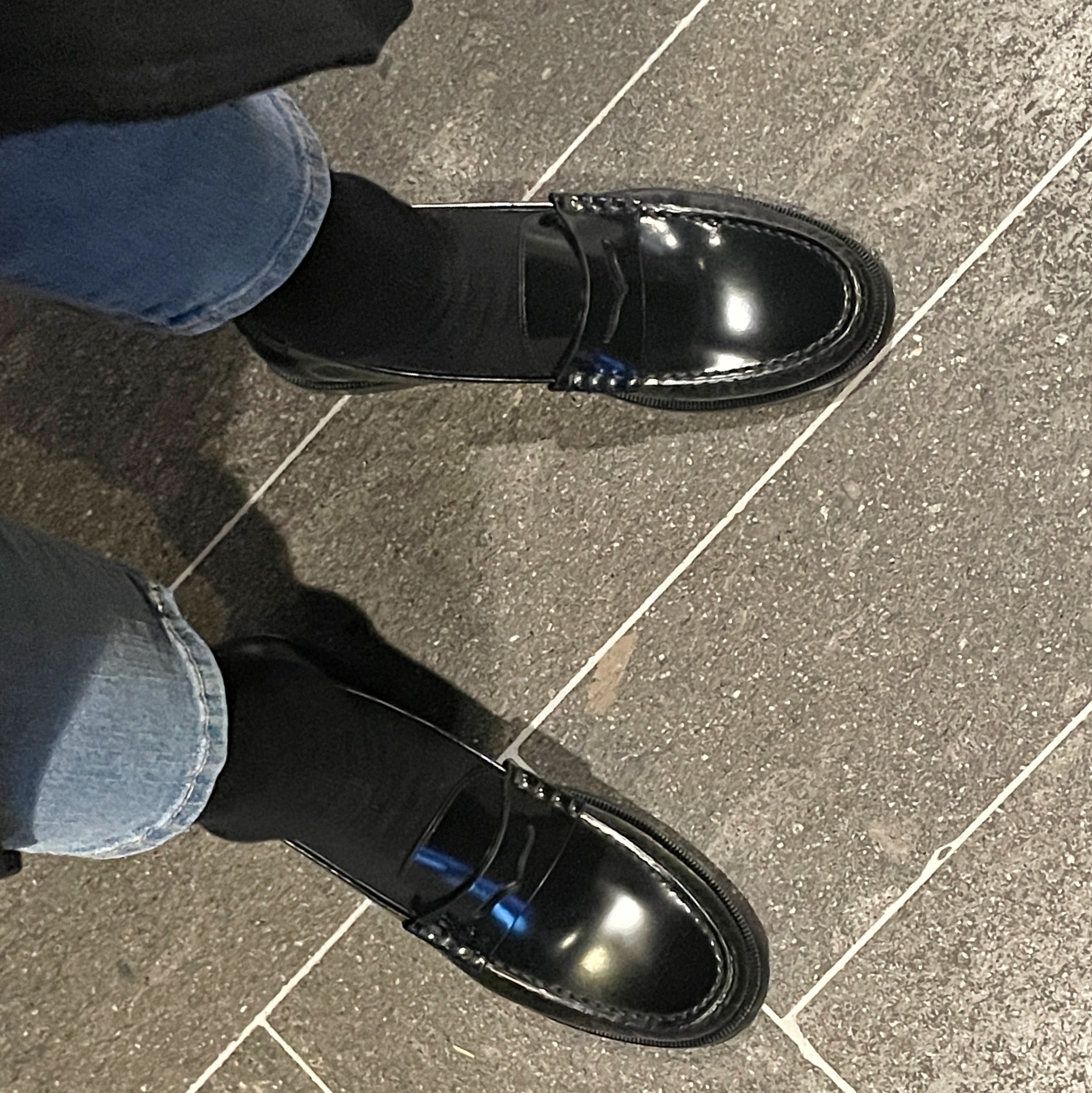 (W) Saint Laurent Smooth Leather Monogram Penny Slippers Black 착용 스타일 - 1