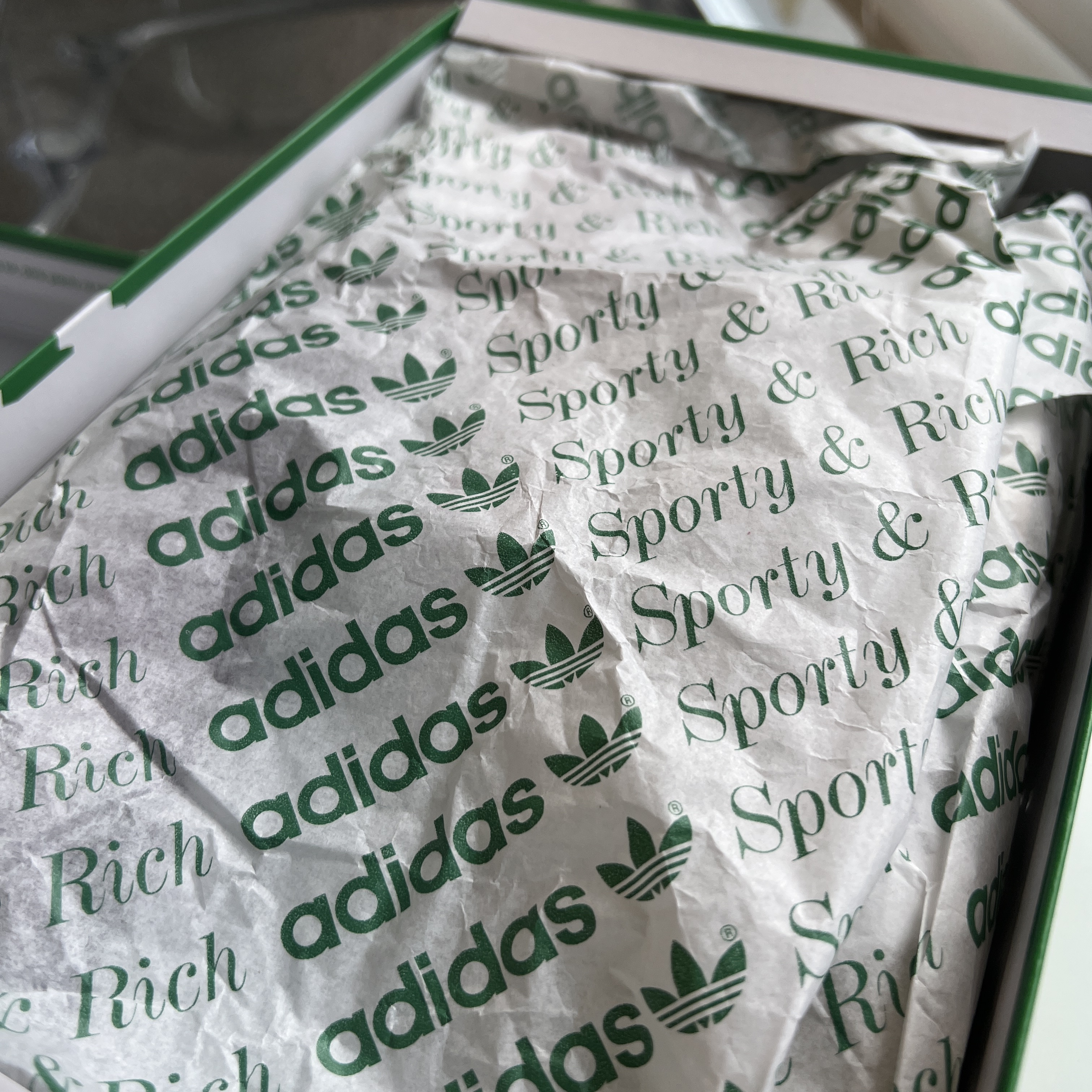 Adidas x Sporty & Rich Campus 80s Collegiate Burgundy Chalk White 착용 스타일 - 2