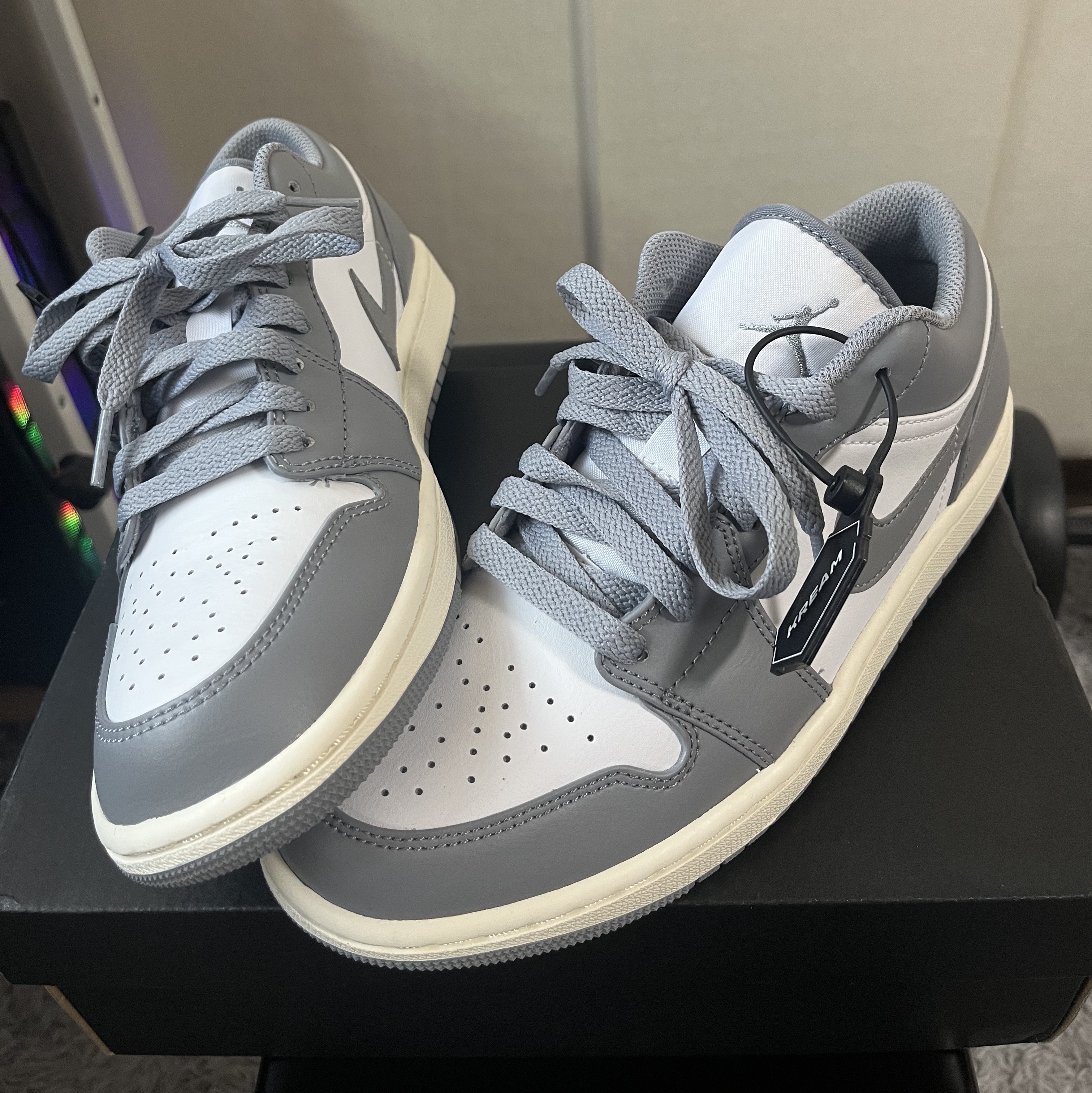 Jordan 1 Low Stealth and White 착용 스타일