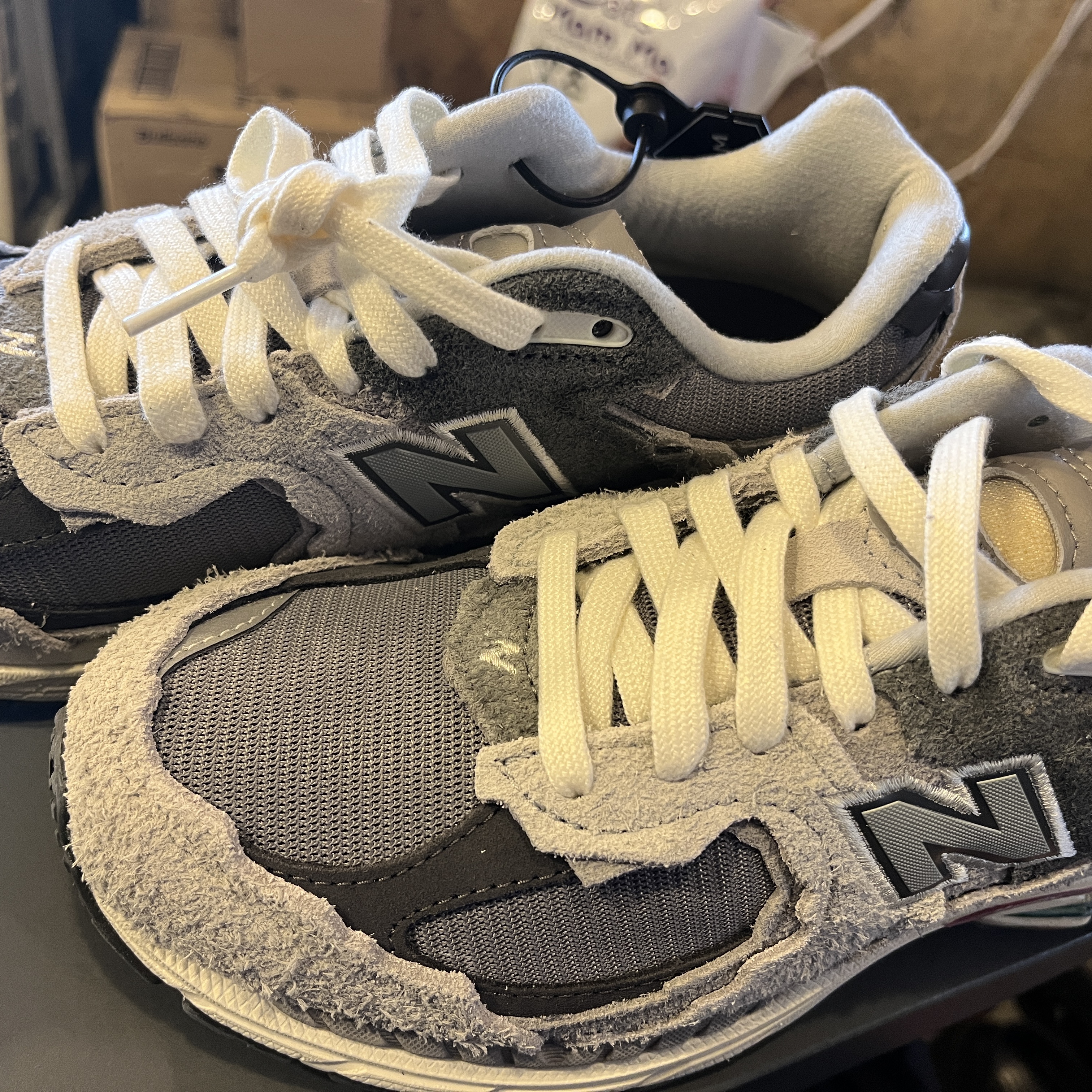 New Balance 2002R Protection Pack Rain Cloud 착용 스타일 - 1