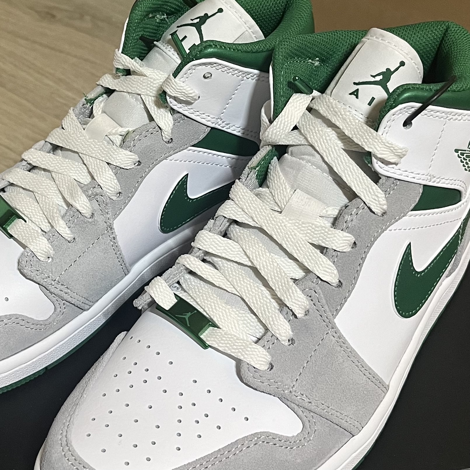 Jordan 1 Mid SE Pine Green Light Smoke Grey 착용 스타일