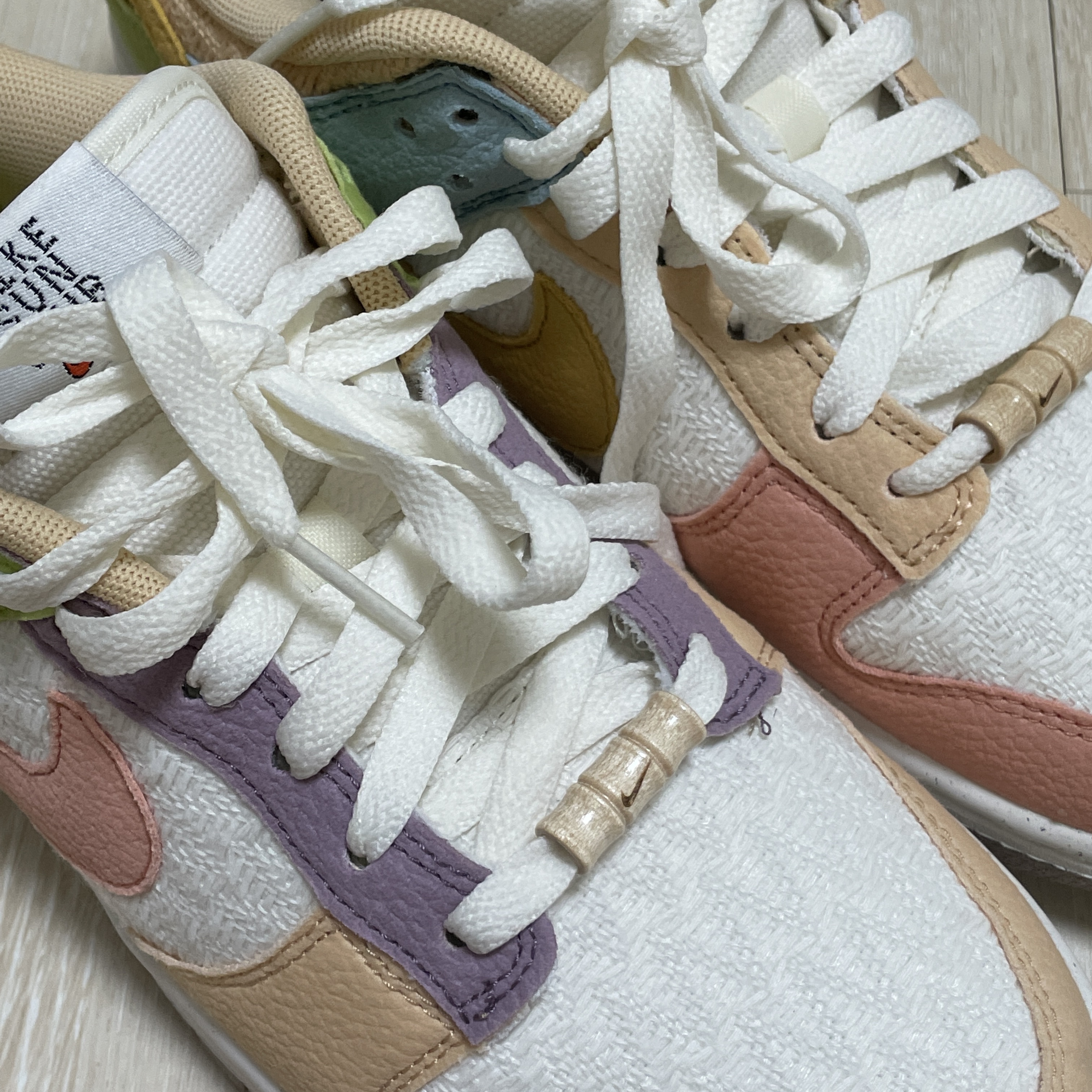 (W) Nike Dunk Low SE Sun Club Sanded Gold 착용 스타일 - 2