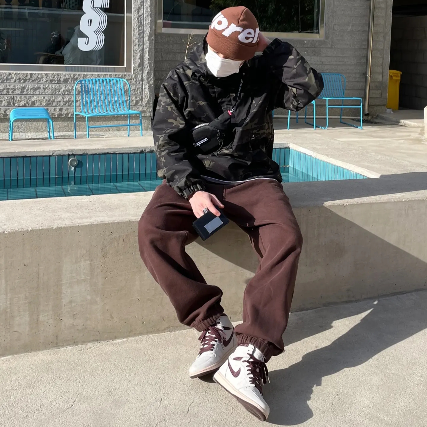 Supreme Big Logo Beanie Brown - 22FW, Supreme Small Waist Bag Black - 22FW 착용 스타일