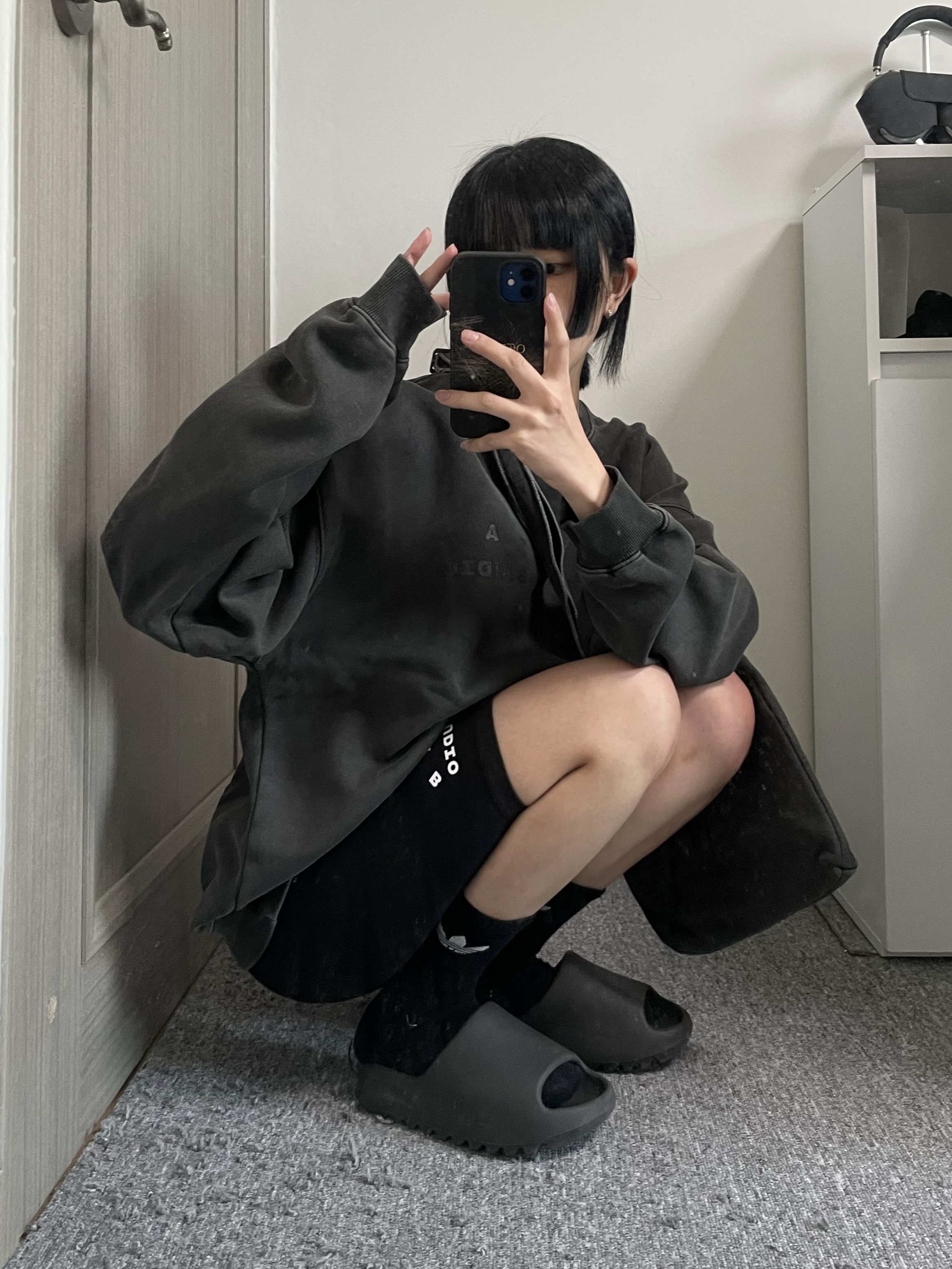 IAB Studio Pigment Sweatshirt & Mini Bag Black, IAB Studio Pigment Sweatshirt Black 착용 스타일 - 2