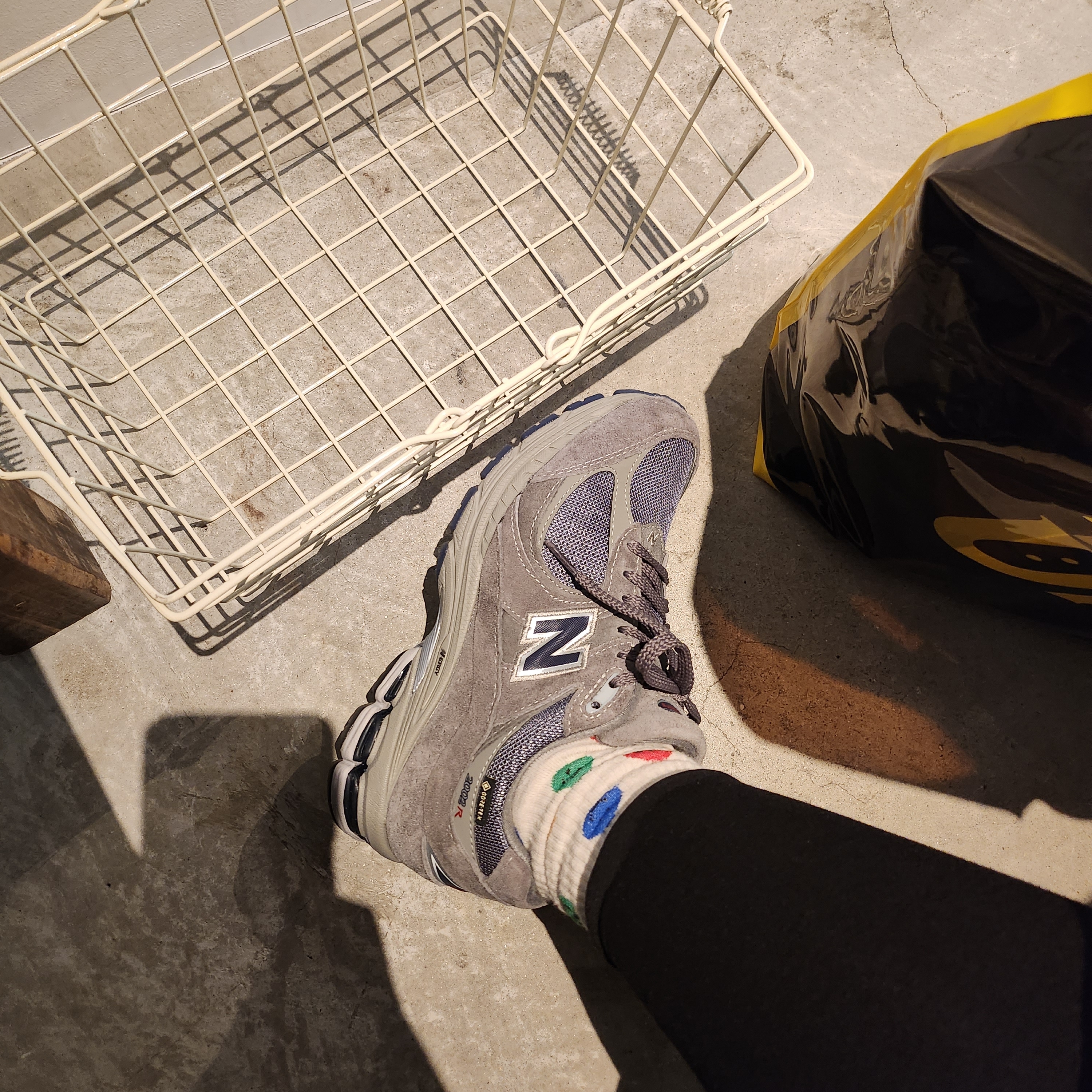 New Balance 2002R Gore-Tex Castlerock Natural Indigo 착용 스타일