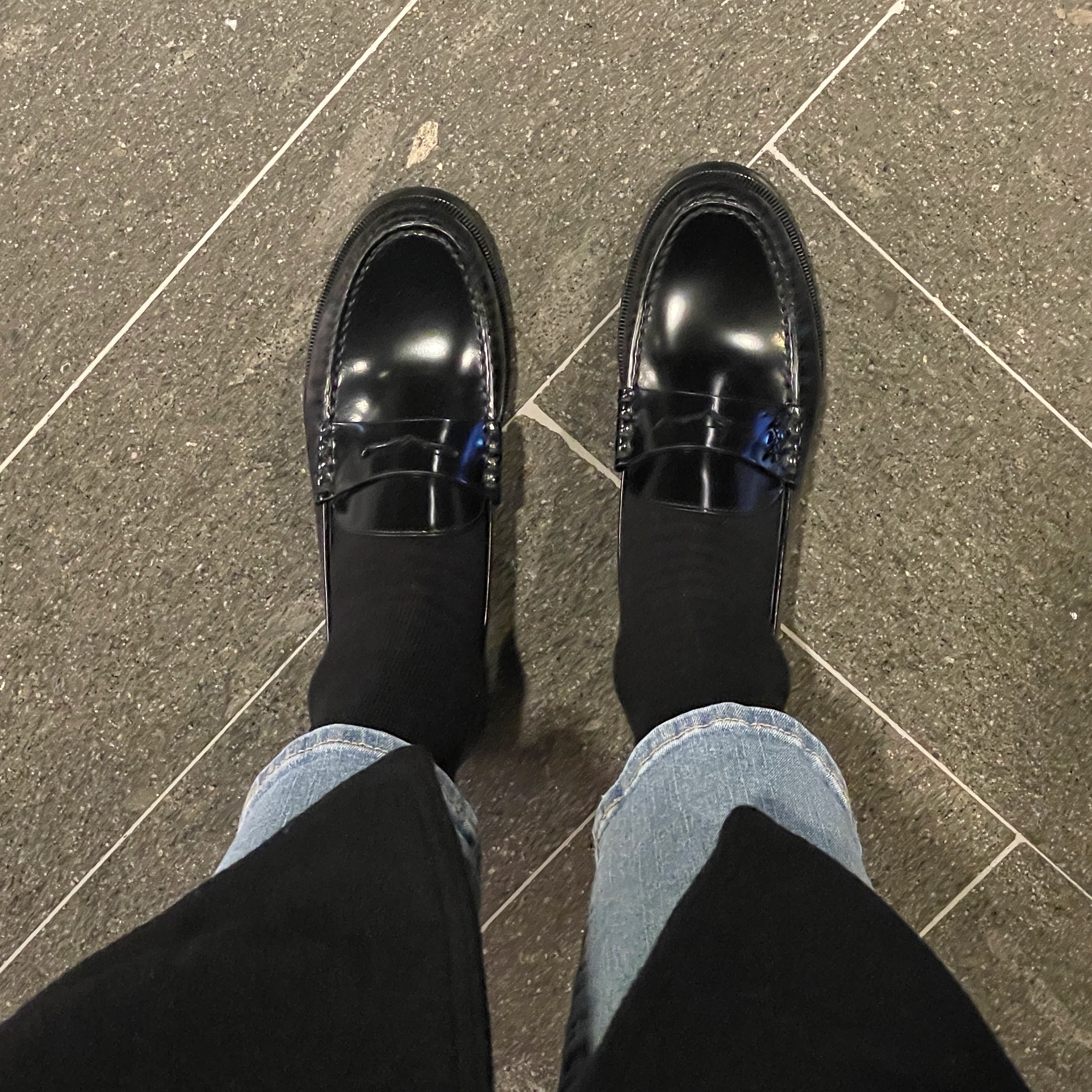 (W) Saint Laurent Smooth Leather Monogram Penny Slippers Black 착용 스타일 - 5