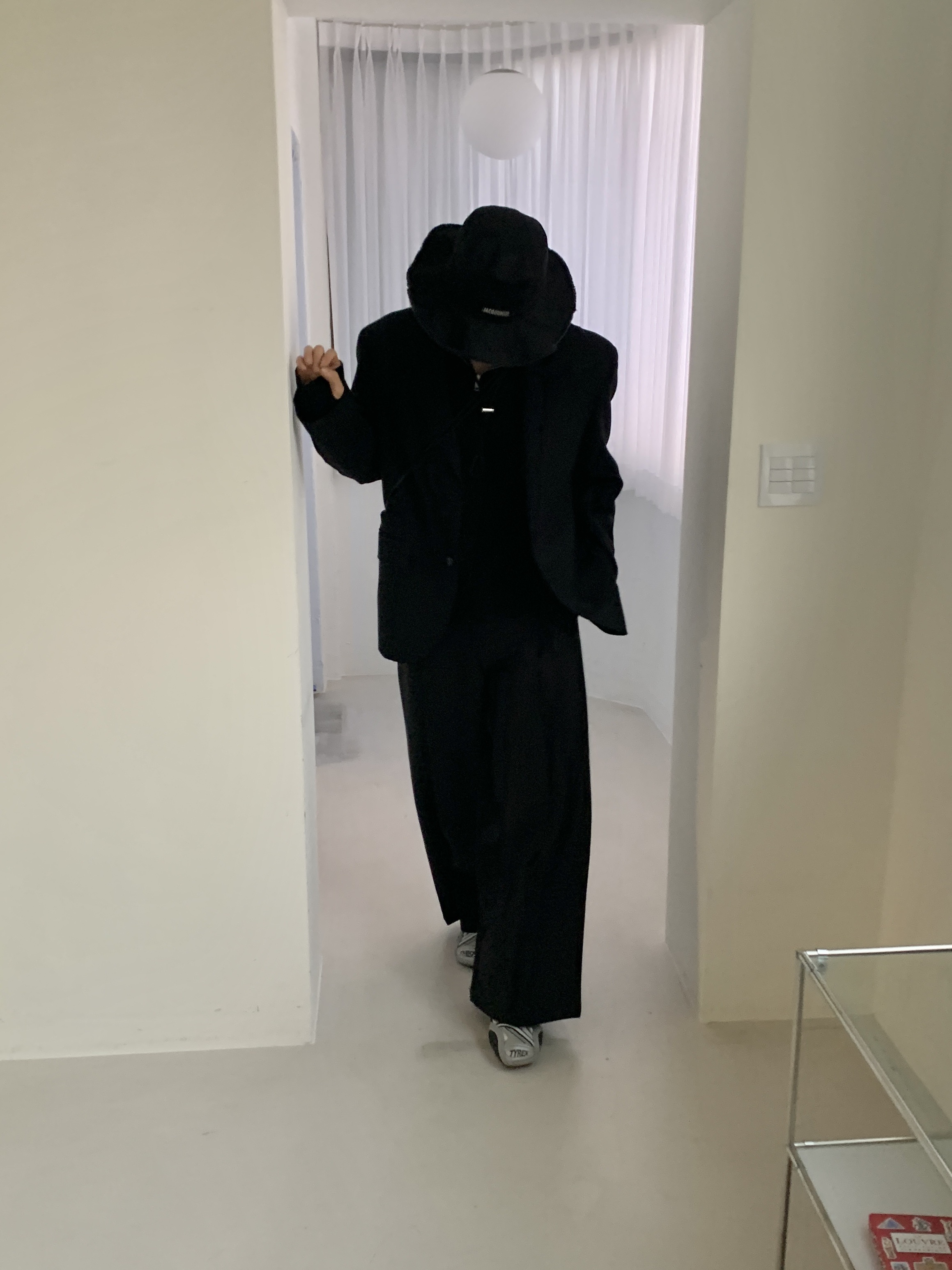 Jacquemus Le Bob Artichaut Bucket Hat Black, Balenciaga Tyrex Sneakers Black Grey 착용 스타일 - 4