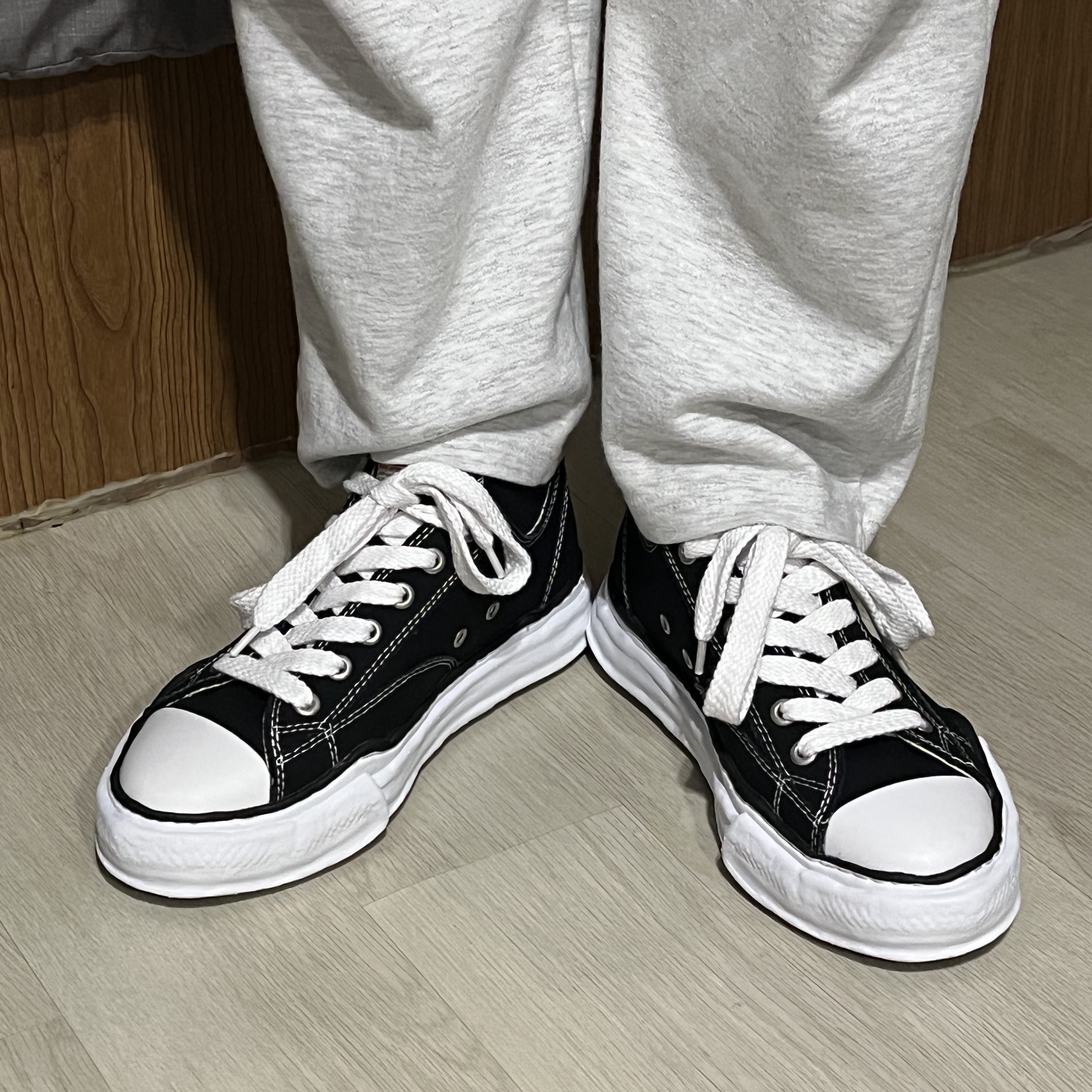 Maison Mihara Yasuhiro Peterson OG Sole Canvas Low Sneakers Black 착용 스타일