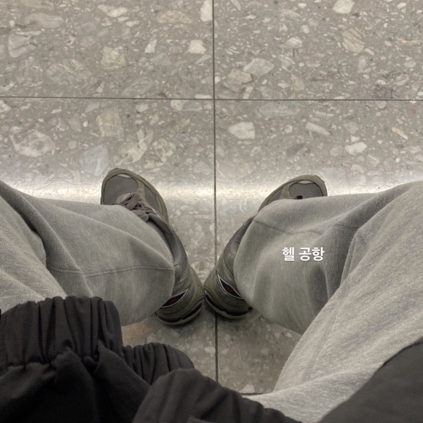 New Balance 2002R Gray 착용 스타일
