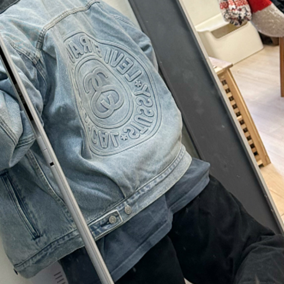 Stussy x Levi's Embossed Trucker Jacket Indigo 착용 스타일 - 1