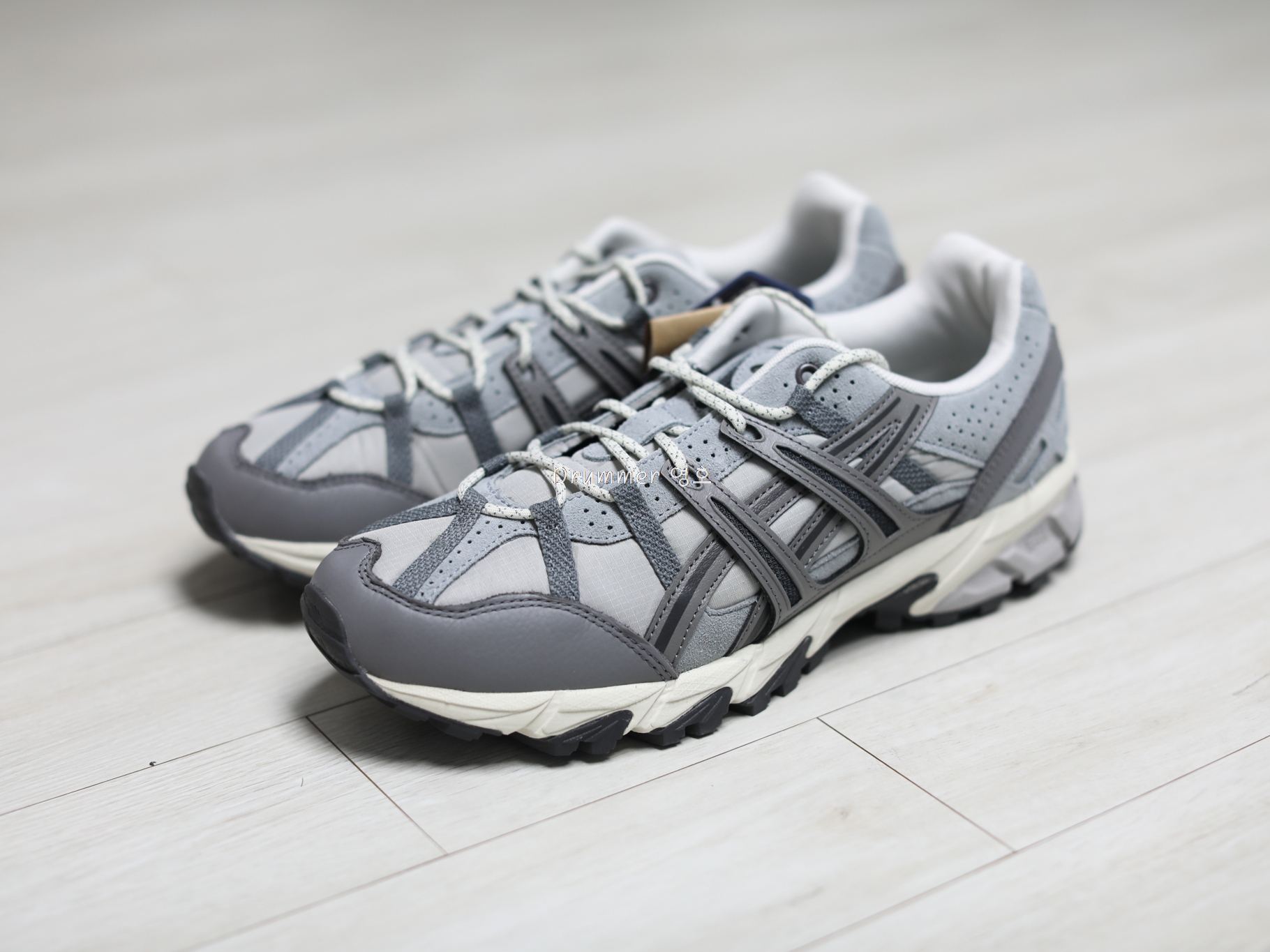 Asics Gel-Sonoma 15-50 Oyster Grey Clay Grey 착용 스타일
