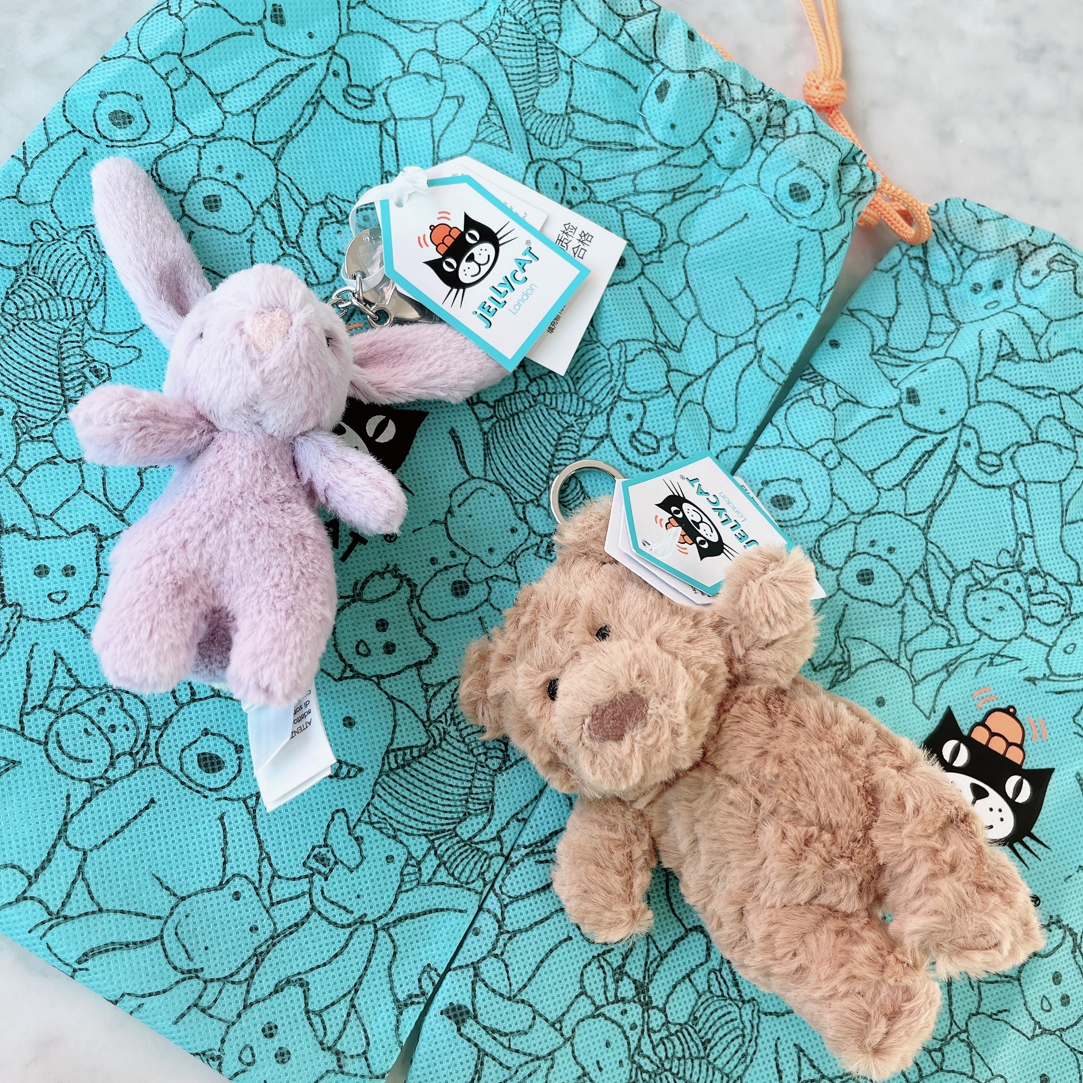 Jellycat Bartholomew Bear Bag Charm Brown 착용 스타일 - 1