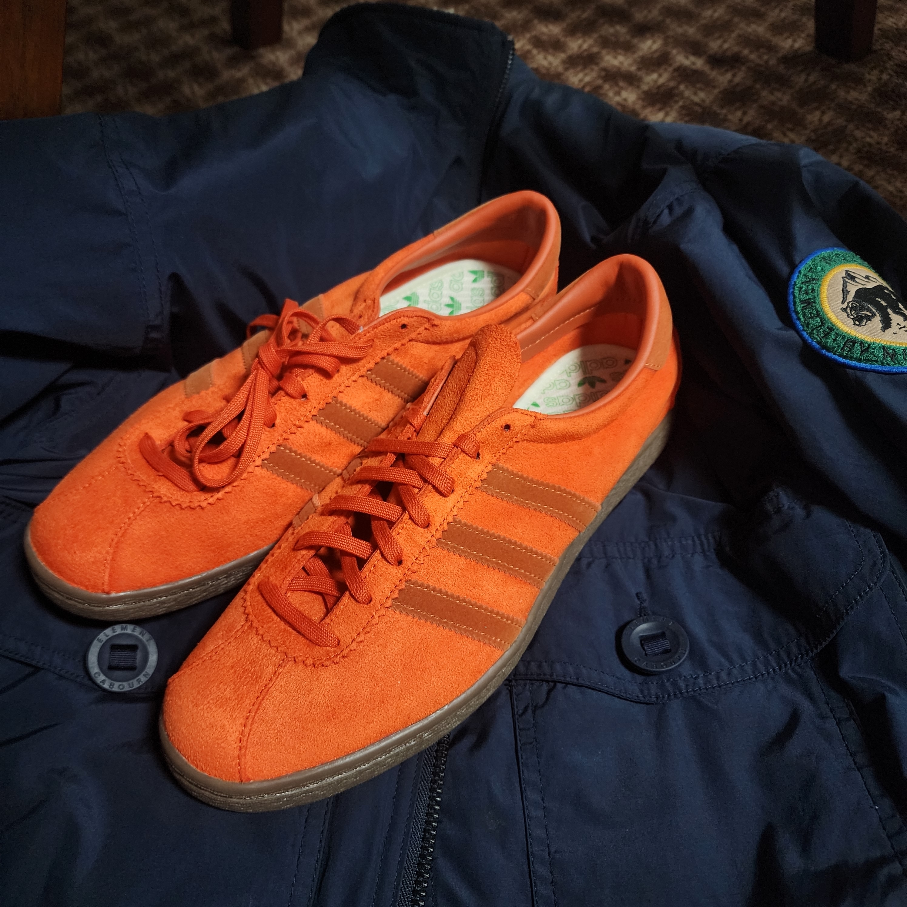 Adidas Tobacco Gruen Collegiate Orange 착용 스타일 - 1