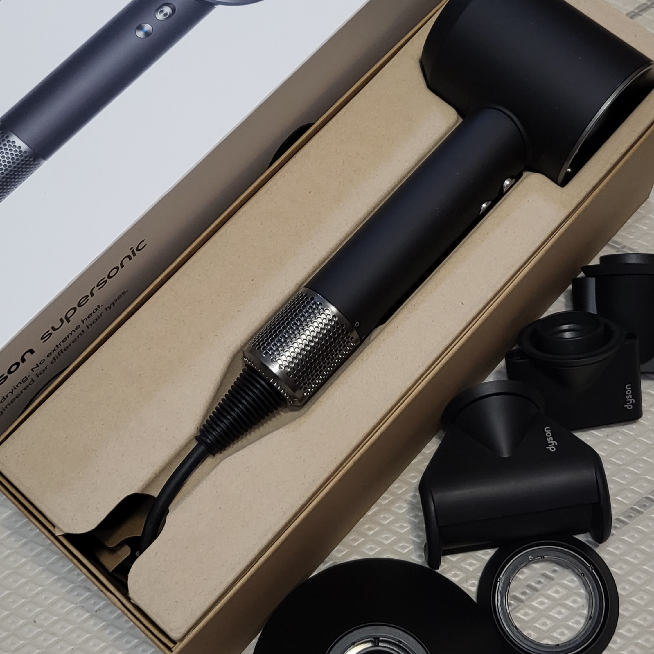 Dyson Supersonic Hair Dryer Black Nickel (Korean Ver.) 착용 스타일