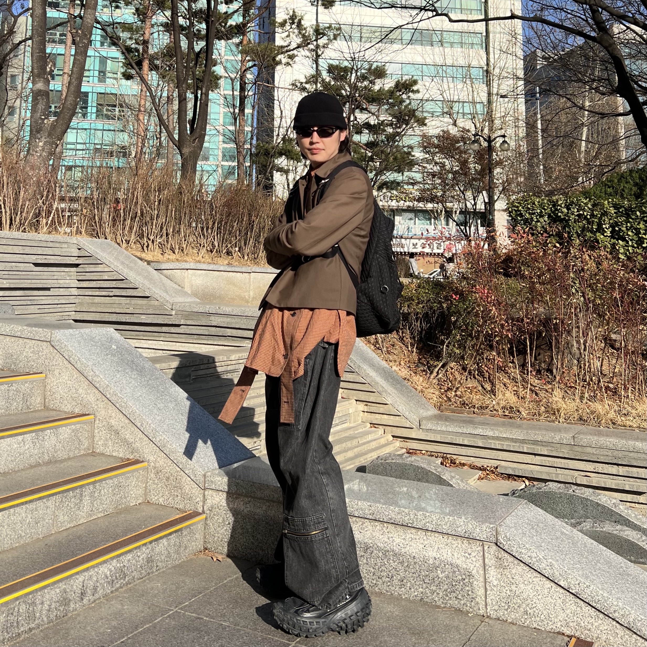 Balenciaga Defender Sneakers Black 착용 스타일 - 1