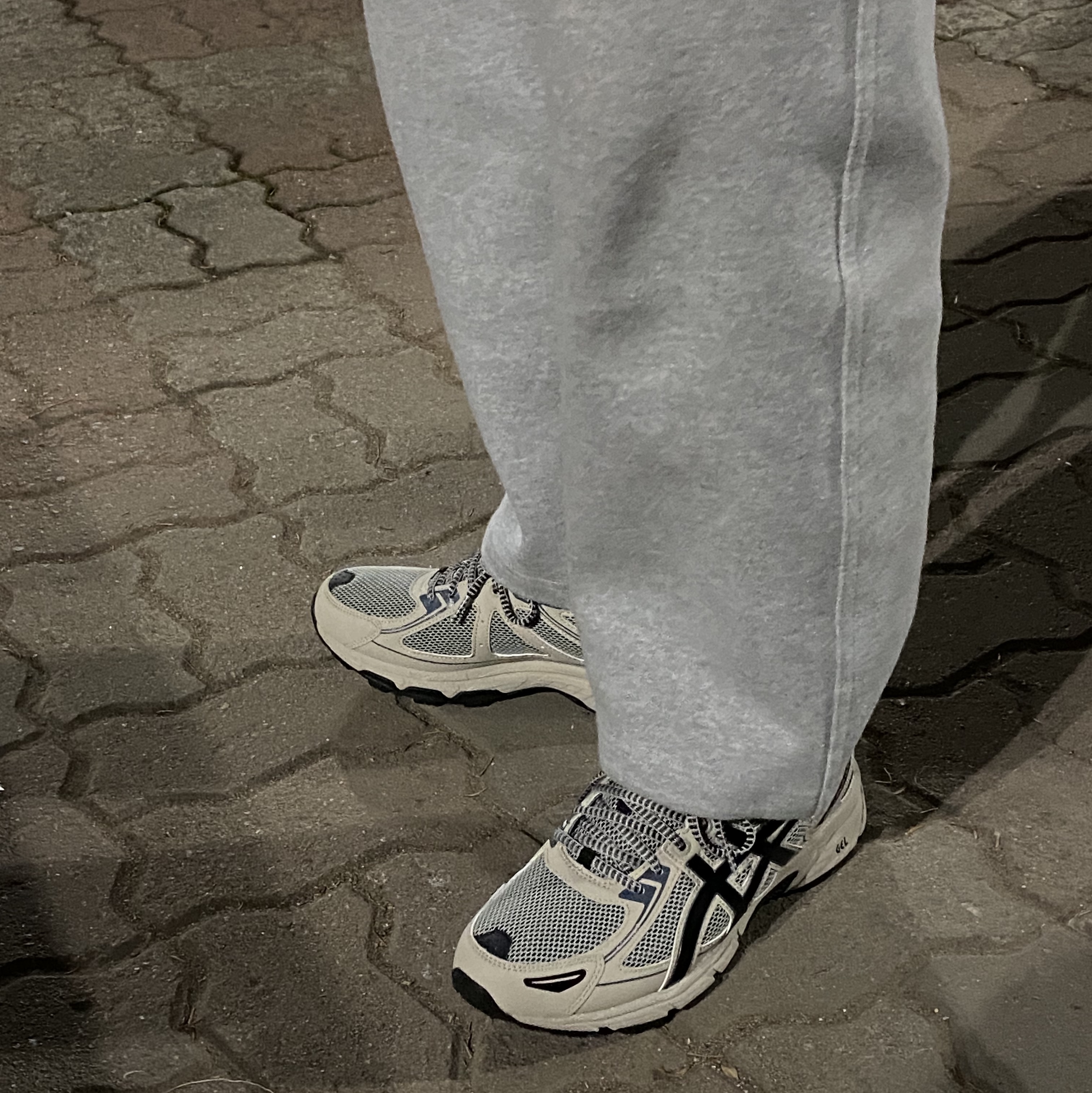 Asics Gel-Venture 6 Feather Grey Black 착용 스타일