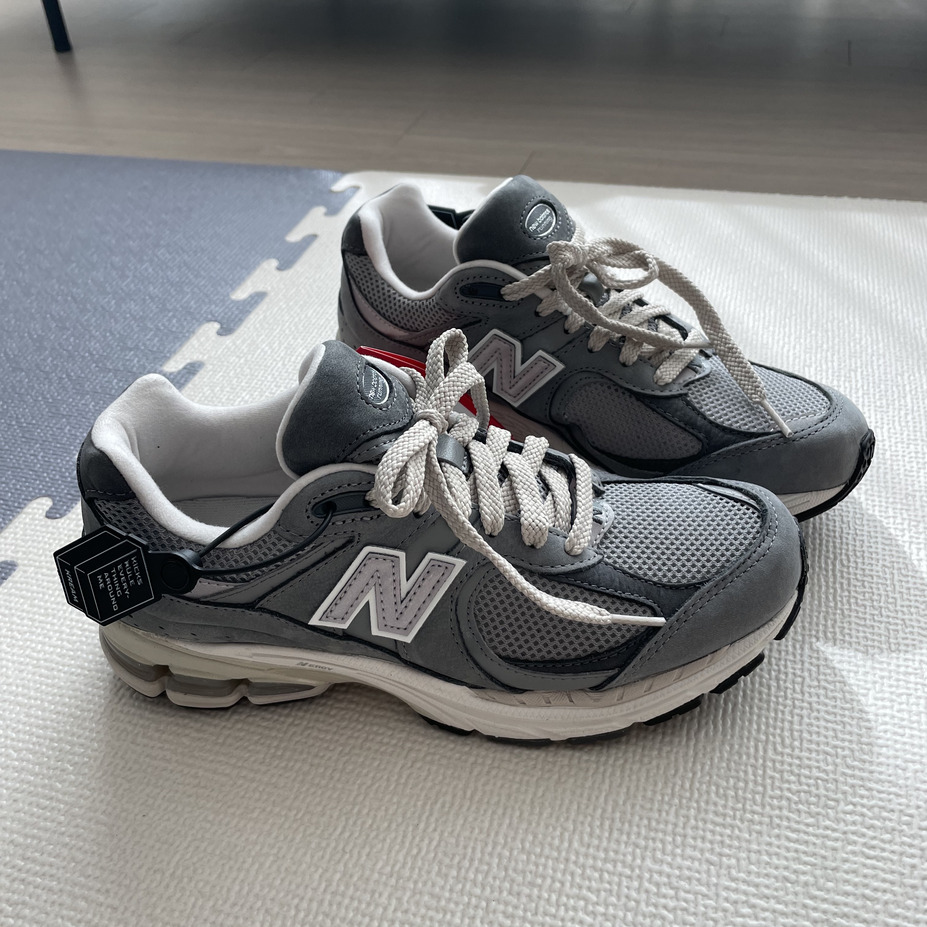 New Balance 2002R Premium Vintage Grey 착용 스타일 - 1