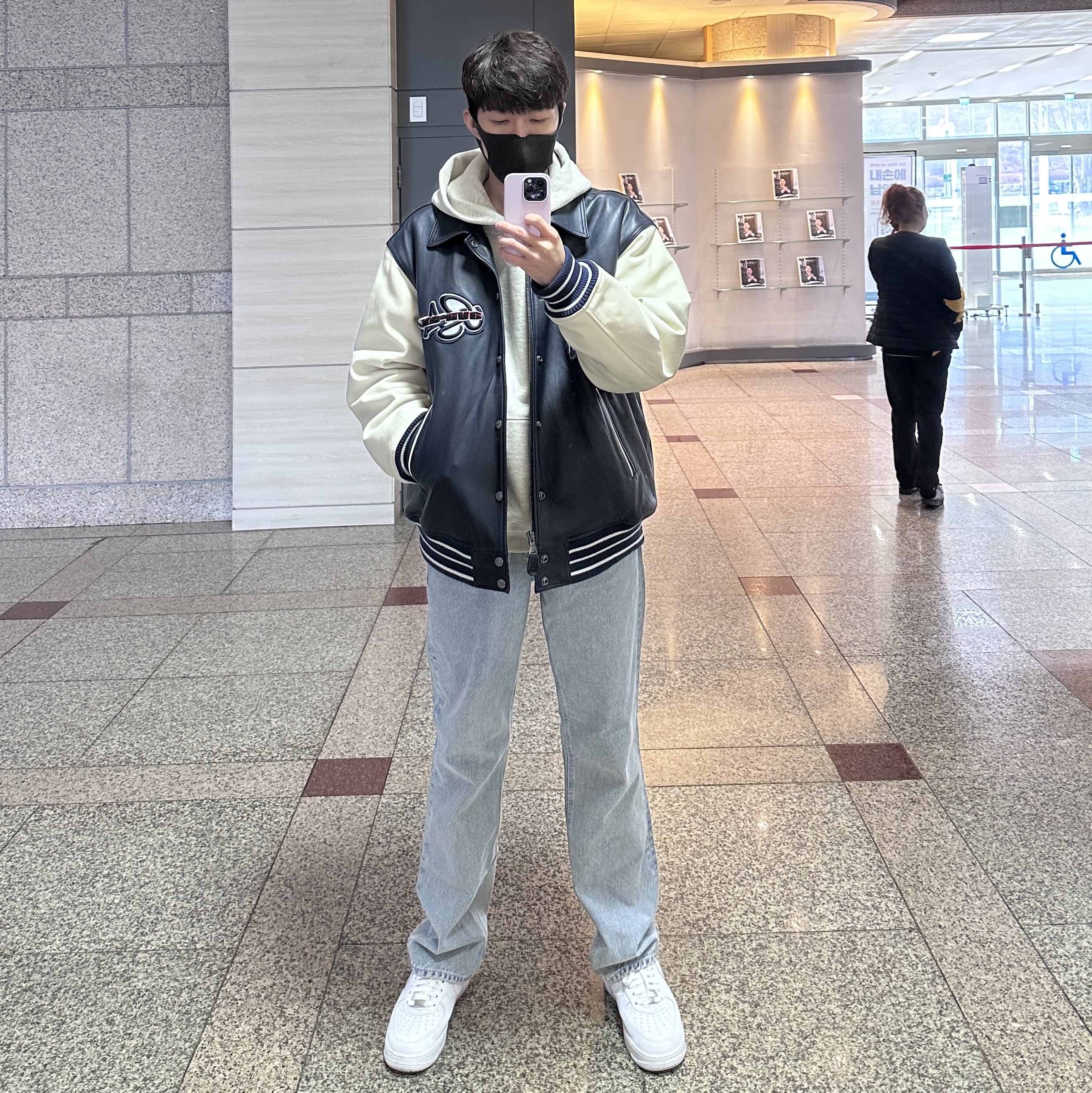 Nike x Supreme Air Force 1 Low White, Essentials The Core Collection Pullover Hoodie Oatmeal 착용 스타일