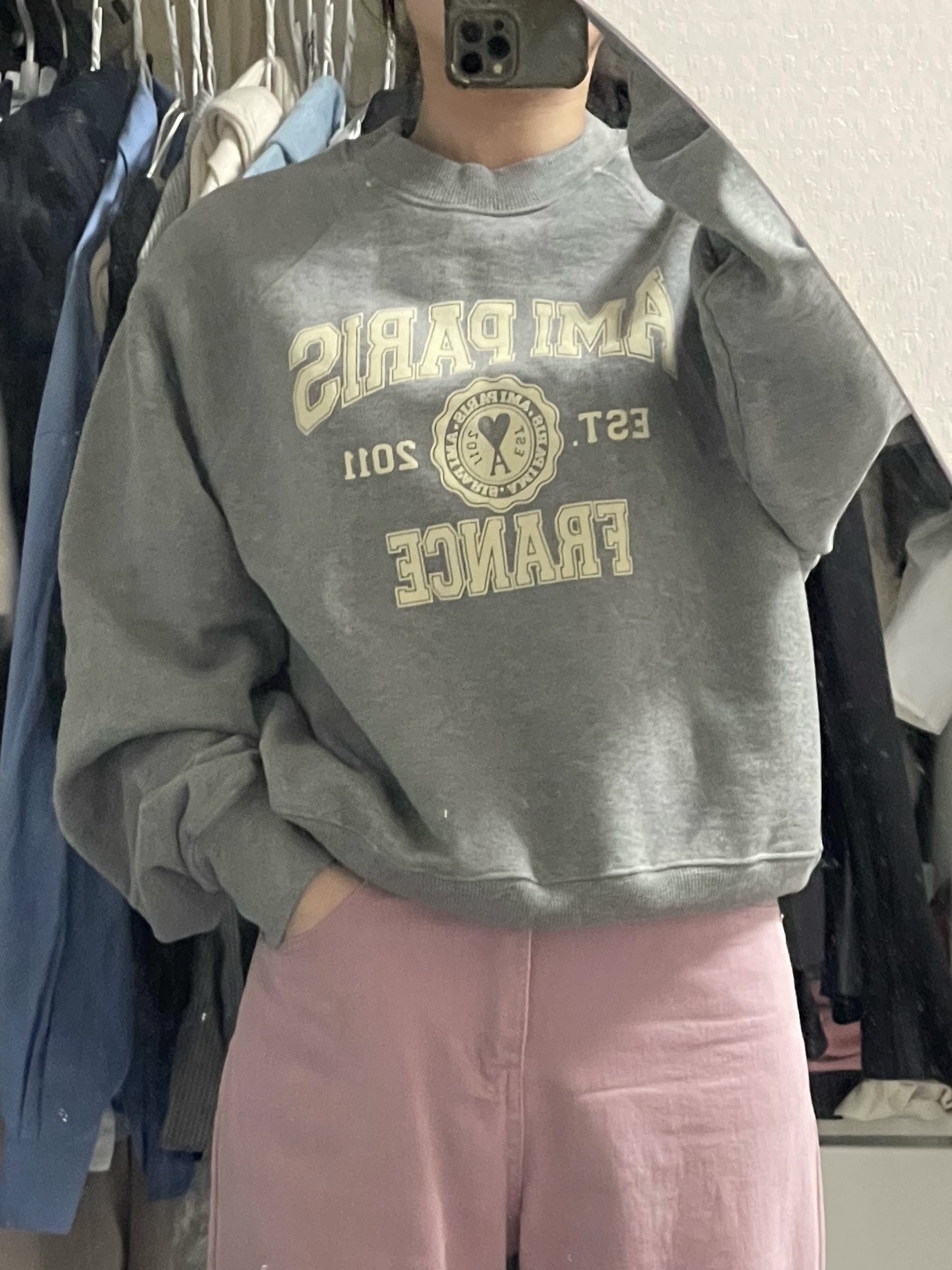 AMI Paris France Sweatshirt Heather Grey 착용 스타일