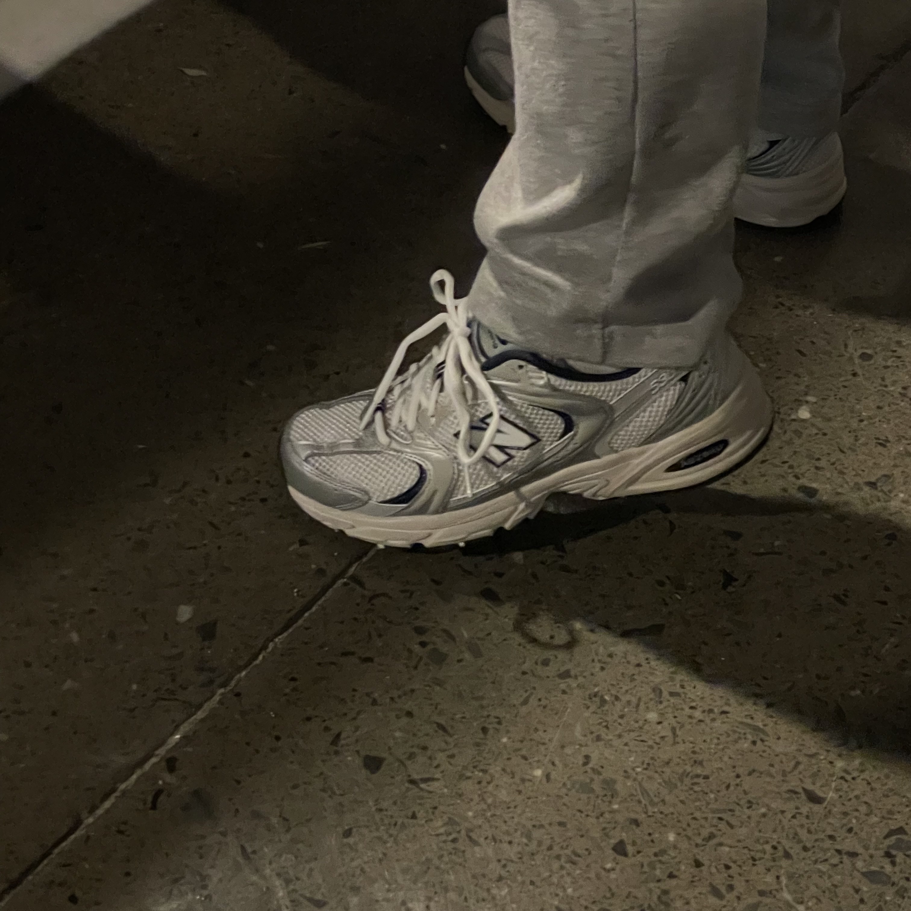 New Balance 530 Steel Grey 착용 스타일