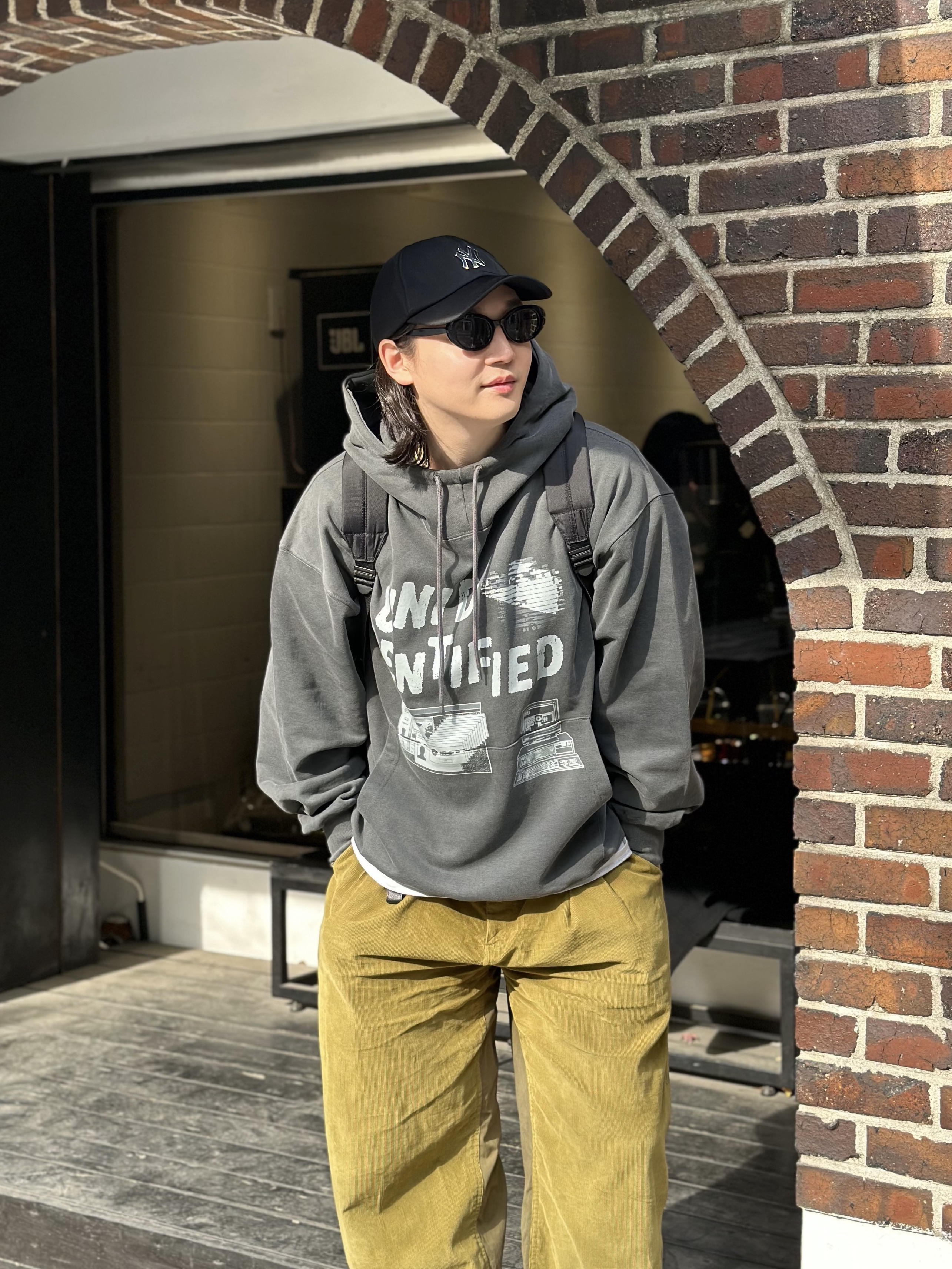 Sansan Gear Corduroy Pants Olive - 22FW, CDG Backpack Black 착용 스타일 - 4