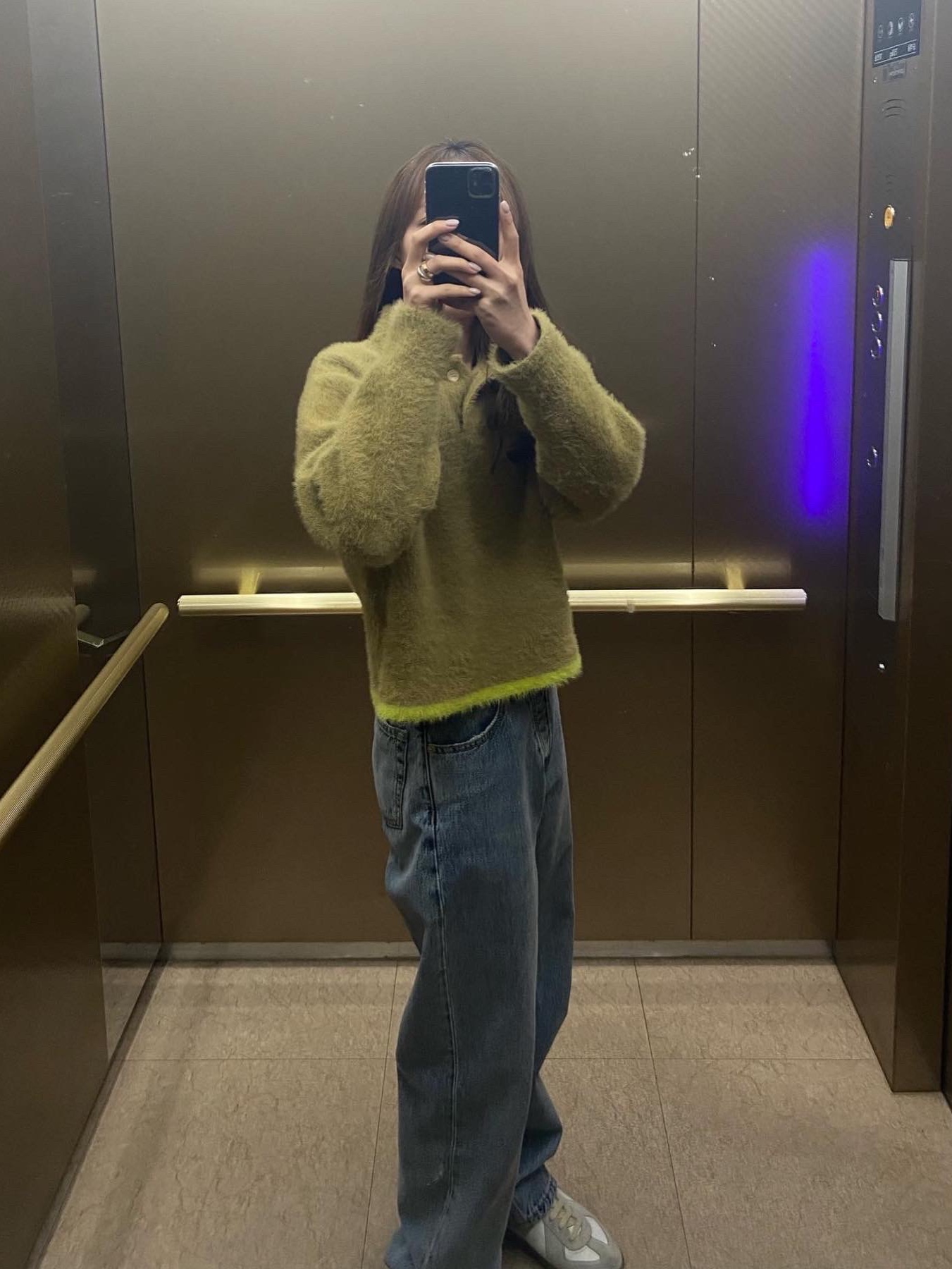 Jacquemus Le Polo Neve Fluffy Long Sleeve Beige 착용 스타일 - 2