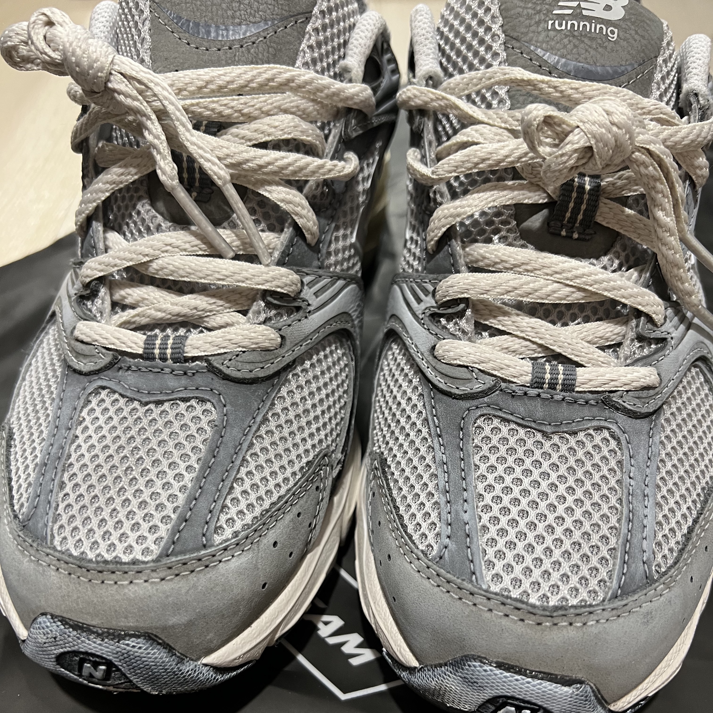 New Balance 530 Premium Vintage Grey Matter 착용 스타일 - 2