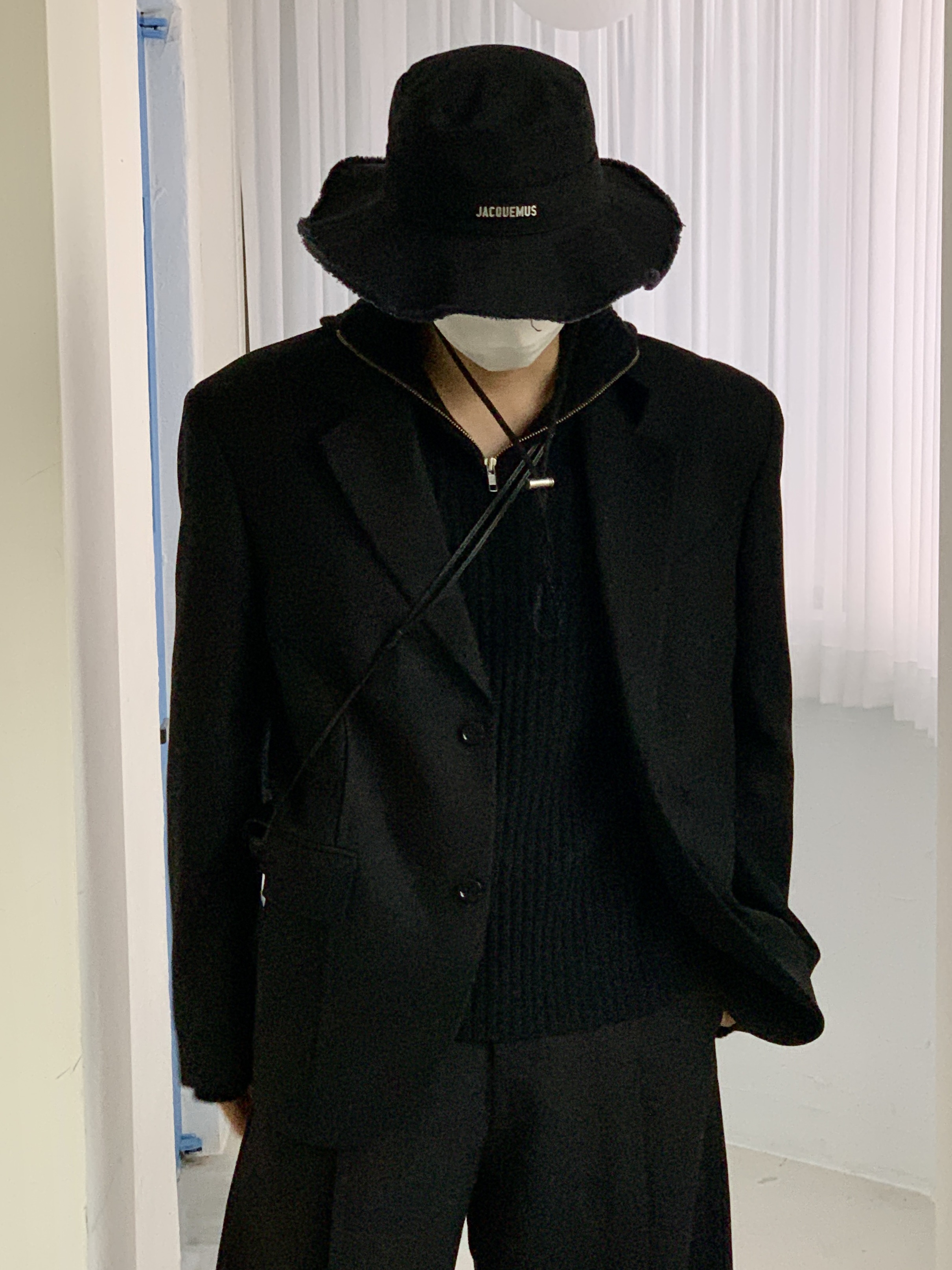 Jacquemus Le Bob Artichaut Bucket Hat Black, Balenciaga Tyrex Sneakers Black Grey 착용 스타일 - 3