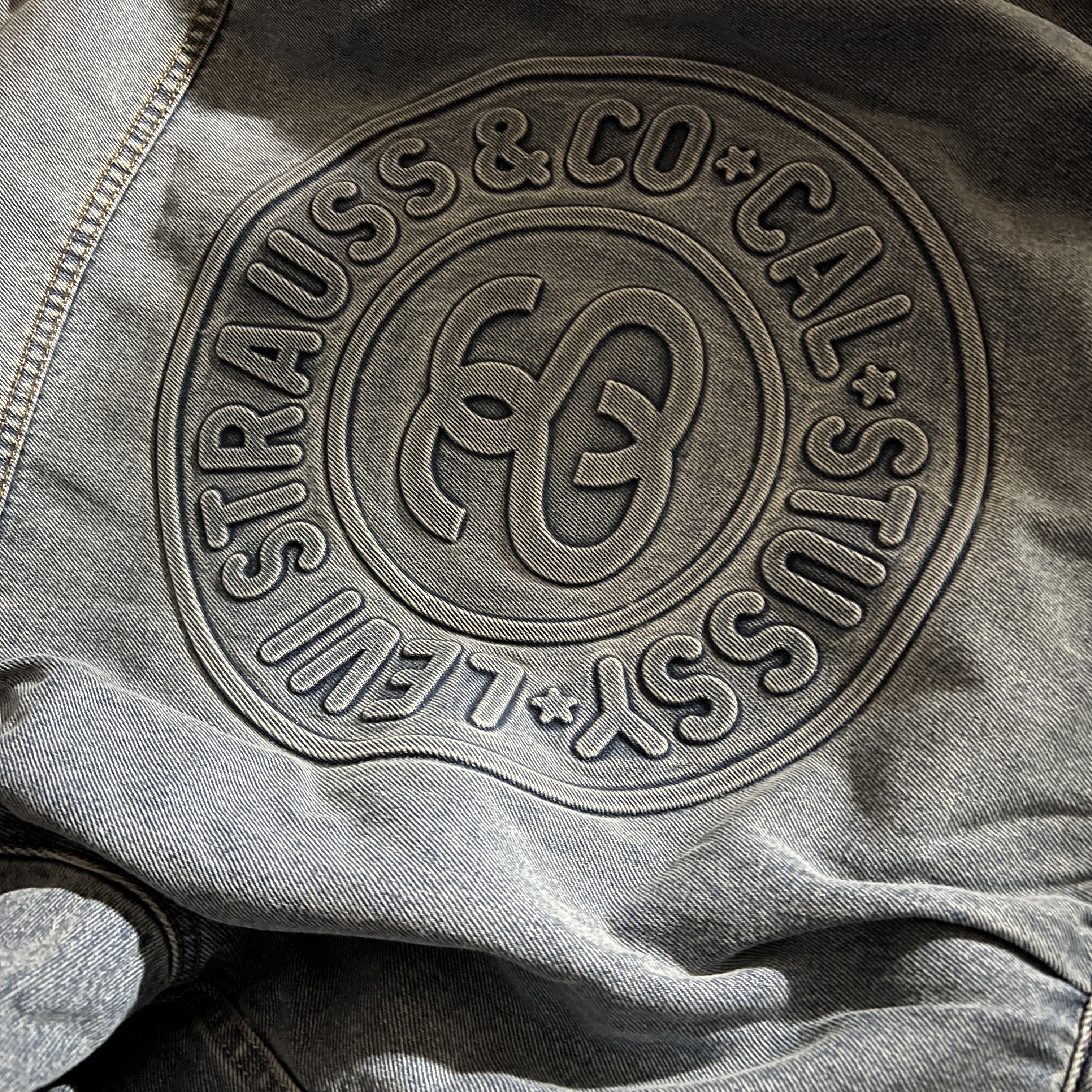 Stussy x Levi's Embossed Trucker Jacket Indigo 착용 스타일 - 1