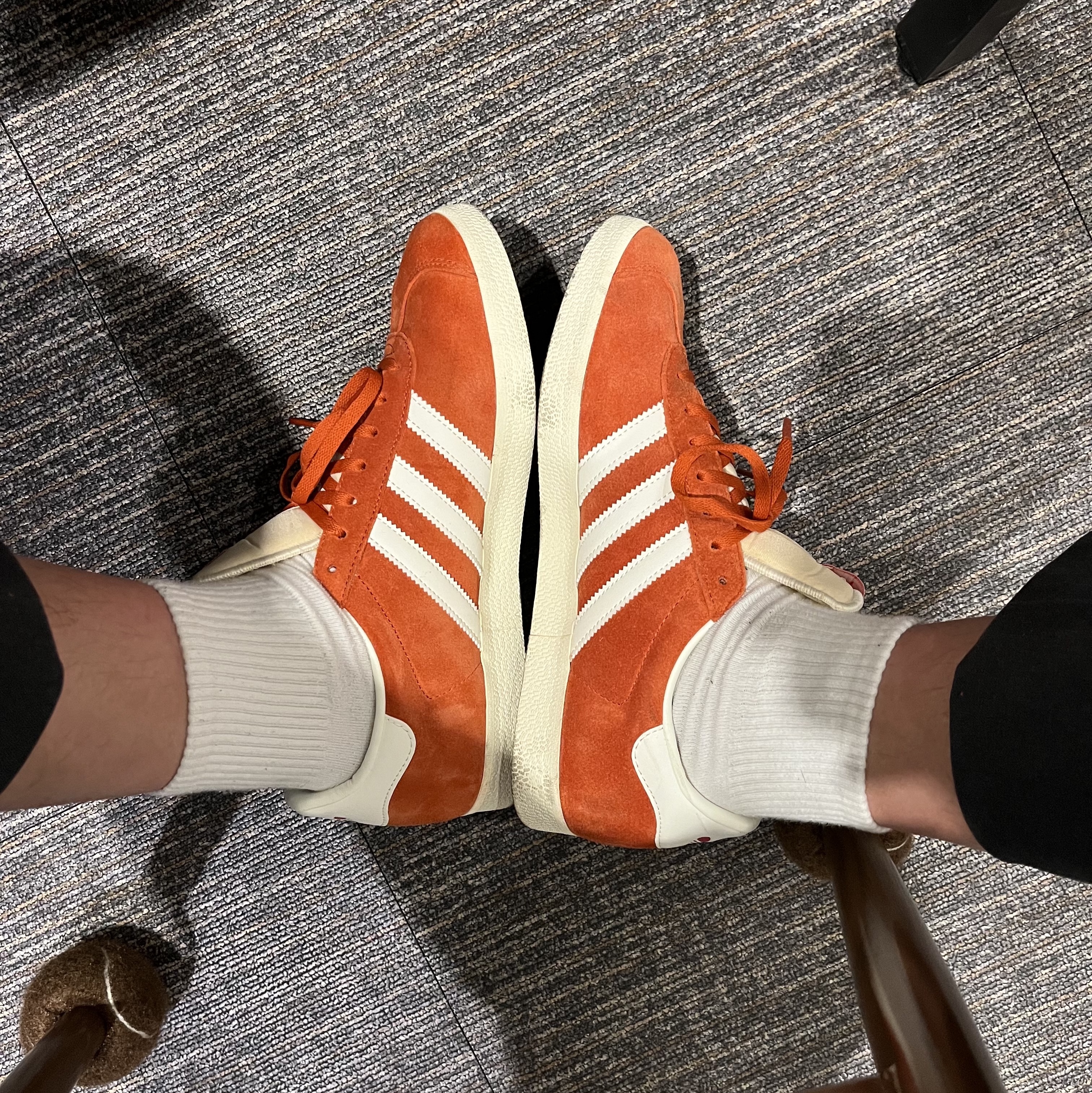 Adidas Gazelle Preloved Red Off White 착용 스타일 - 1
