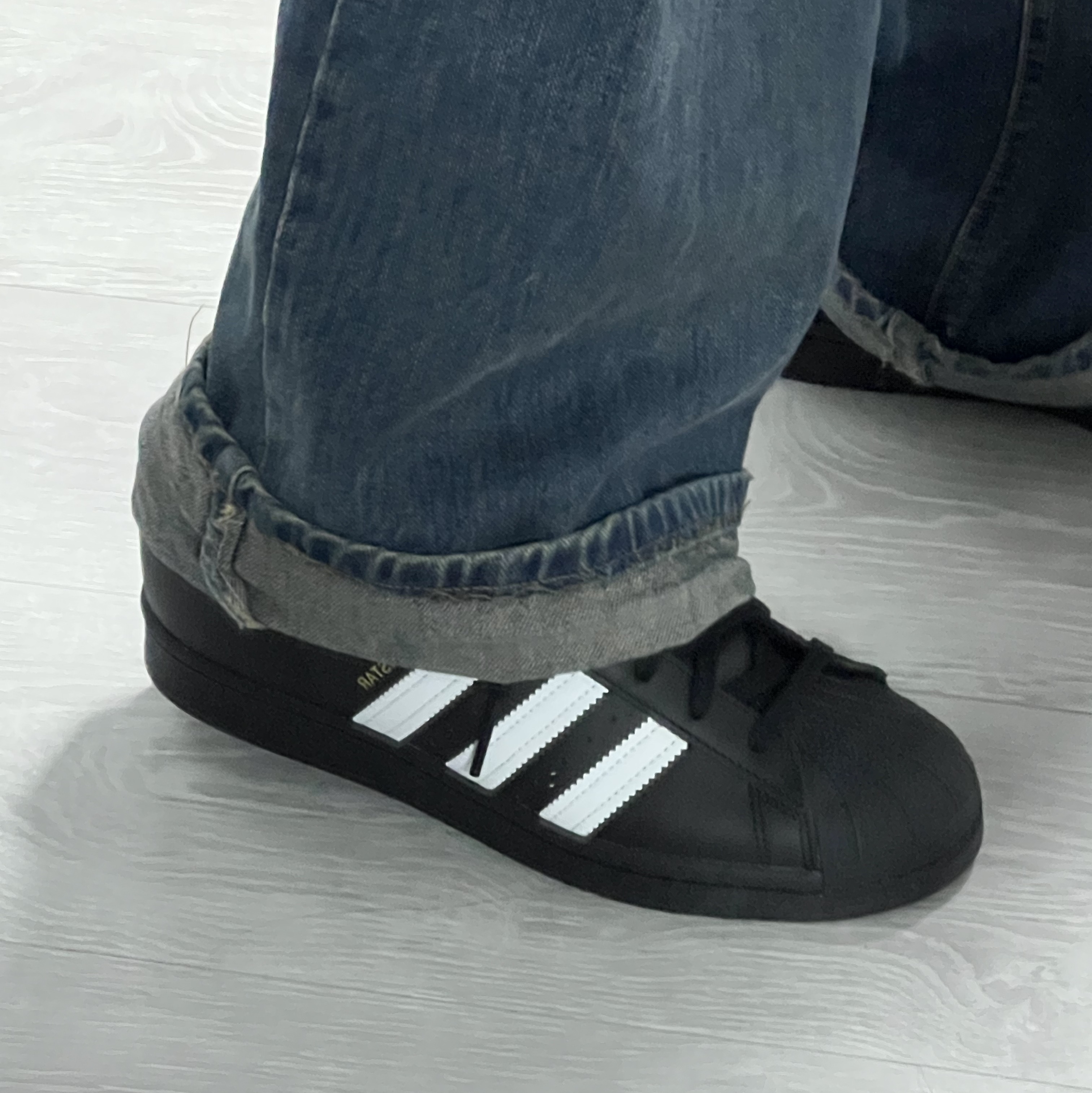 Adidas Superstar Core Black White 착용 스타일 - 3