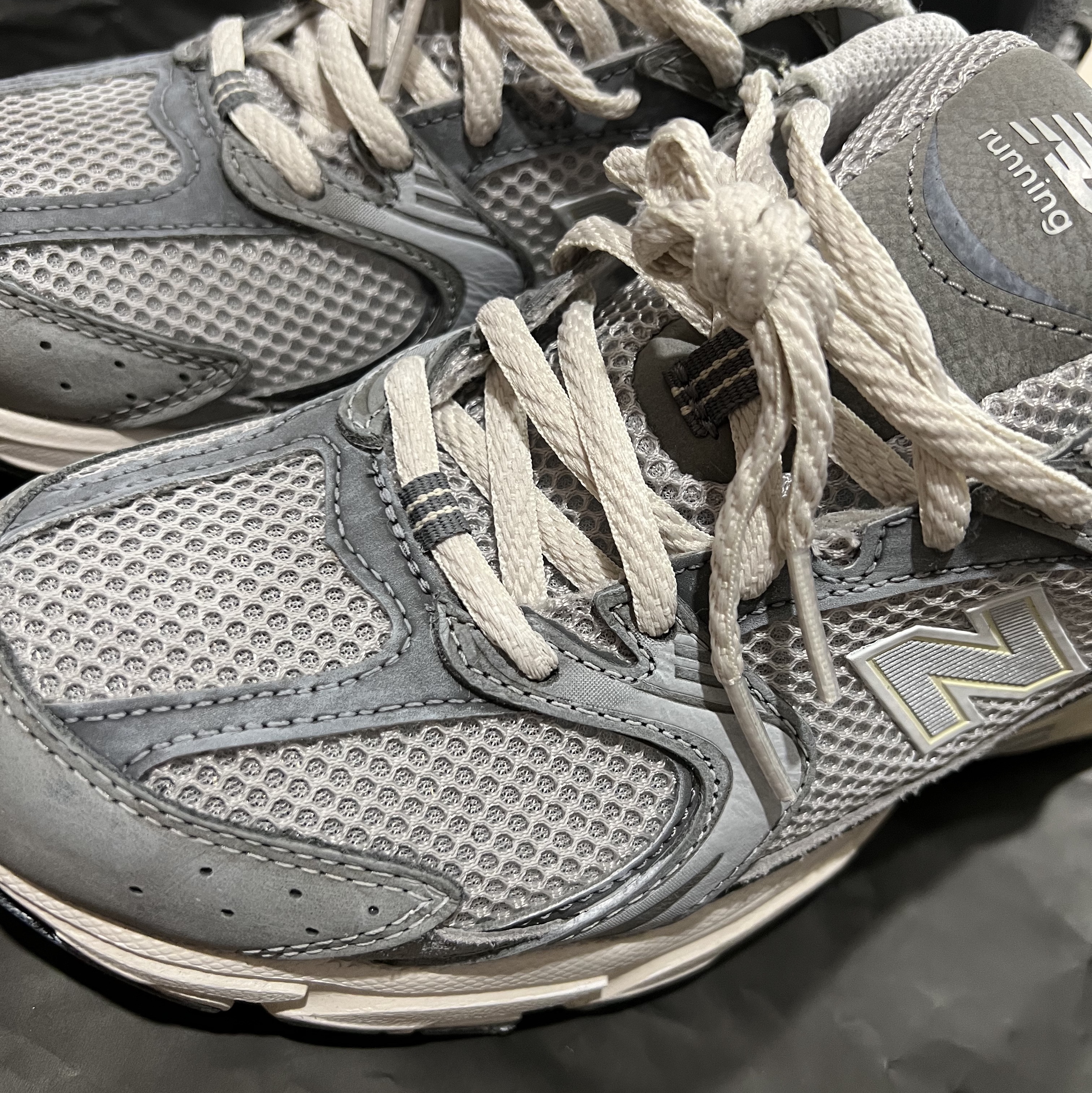 New Balance 530 Premium Vintage Grey Matter 착용 스타일 - 1